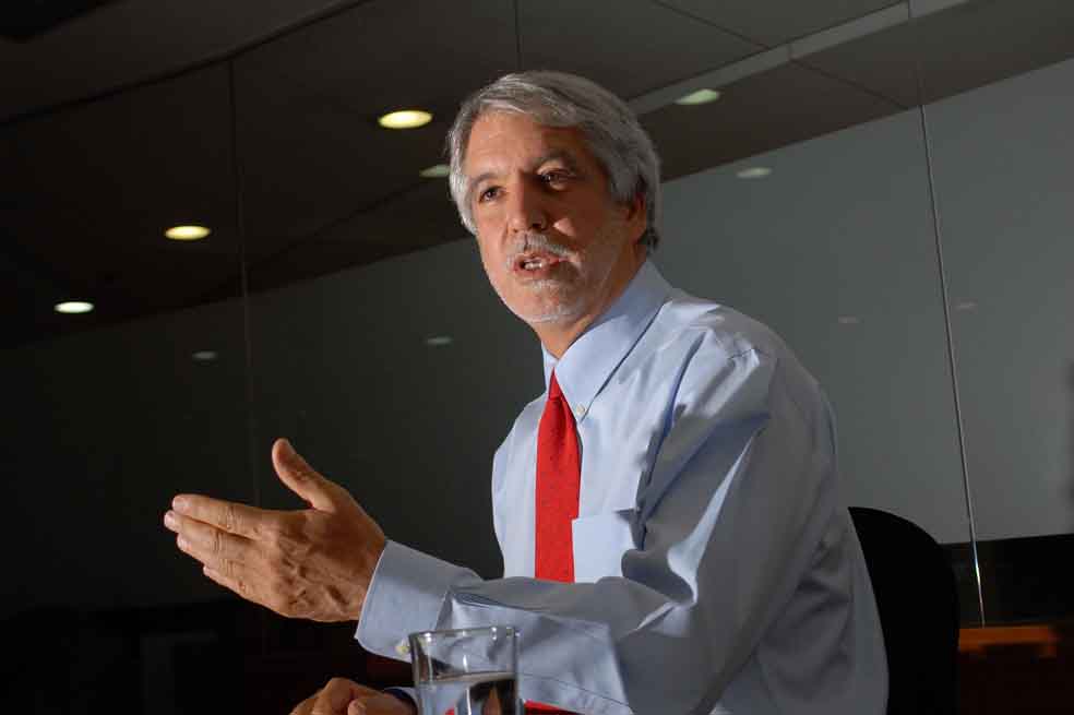 Peñalosa se inscribe y reta a Navarro