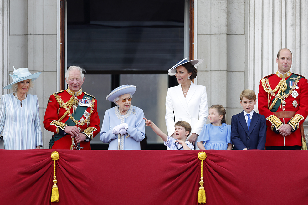 El rey Carlos III es hoy el protagonista del saludo desde el balcón. Durante 70 años acompañó a su madre, la reina Isabel II, en el icónico lugar. Aquí durante Trooping the Colour, en junio de 2022.