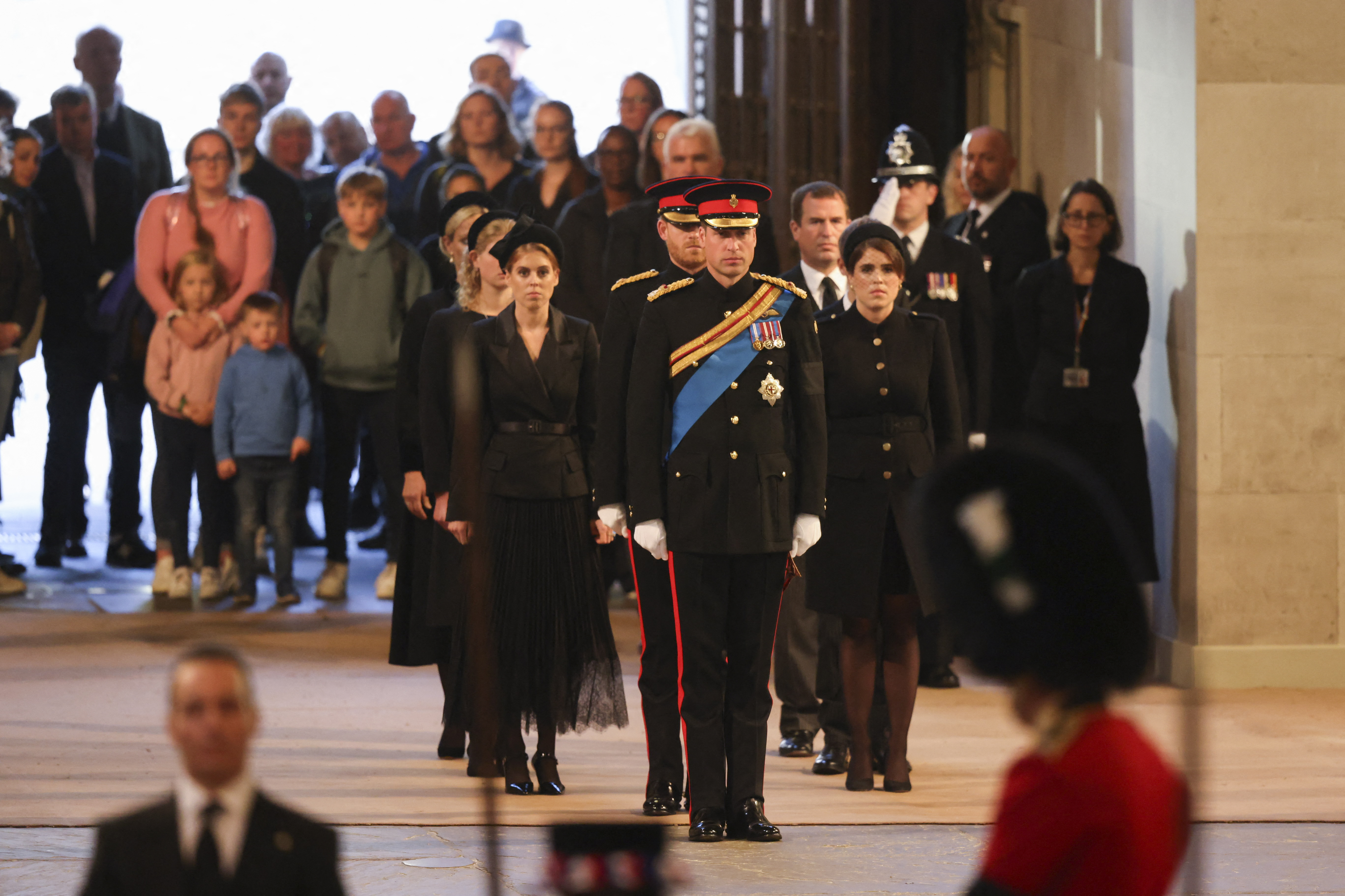 Para agradecer la paciencia de los británicos y las muestras de afecto, Carlos III y el príncipe heredero Guillermo realizaron este sábado una inesperada visita a la cola de entrada a la capilla ardiente, donde estrecharon manos y conversaron con los presentes.