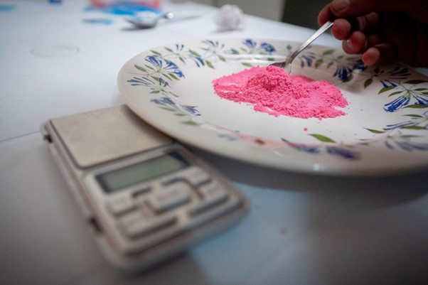 Viaje a las cocinas clandestinas de tusi en Medellín