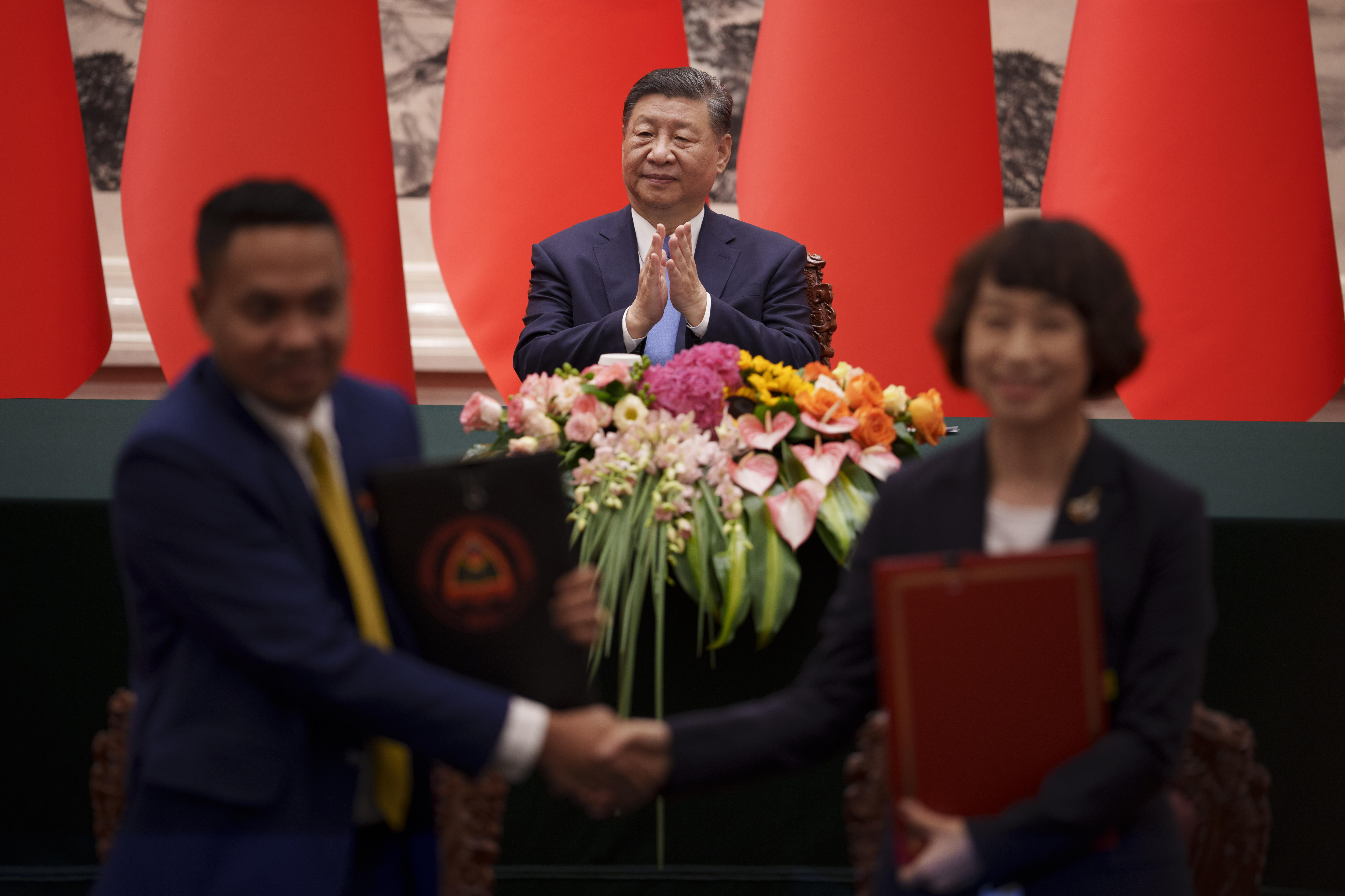 Beijing (China), 29/07/2024.- Chinese President Xi Jinping (C) applauds during a signing ceremony at the Great Hall of the People in Beijing, China, 29 July 2024. (Timor Oriental) EFE/EPA/Vincent Thian / POOL