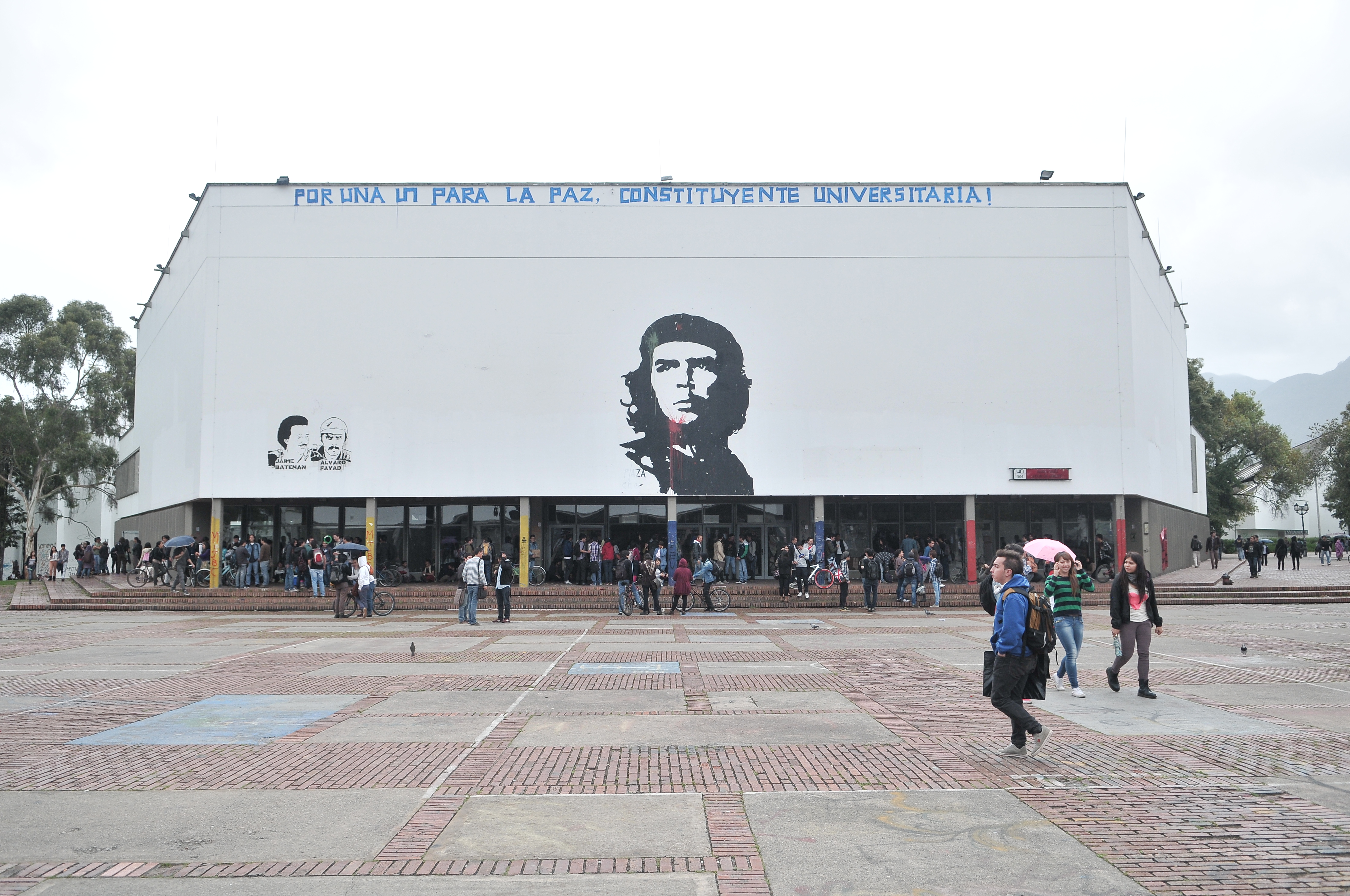 Aspectos del interior de esta universidad ubicada en Bogotá durante el regreso a clases, dentro de sus instalaciones se destaca la plaza del Che Guevara