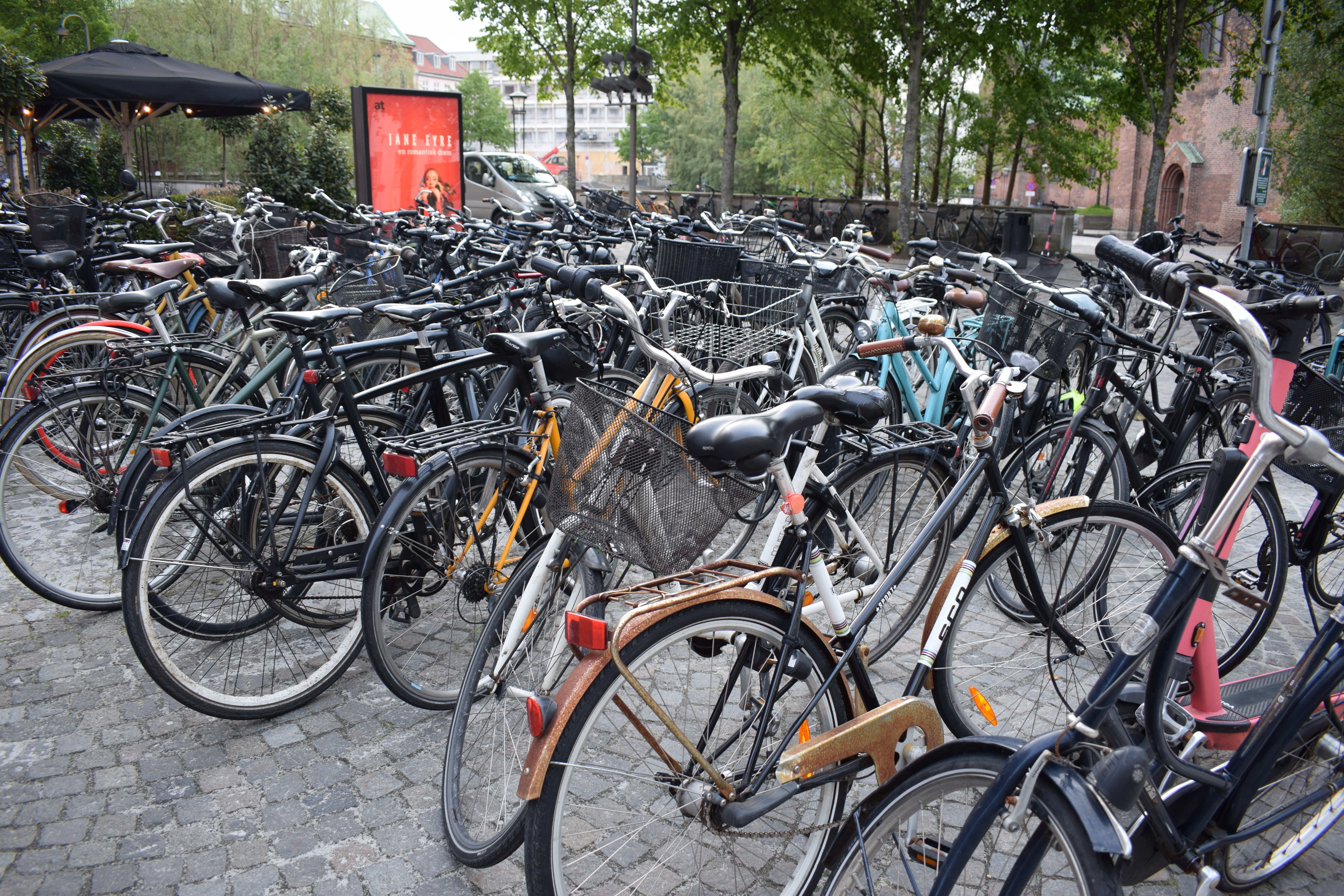 Por las calles danesas es usual ver varias bicicletas parqueadas sobre los andenes. Una al lado de la otra, hay de distintos colores: negras, blancas, rosadas, azules, etc.