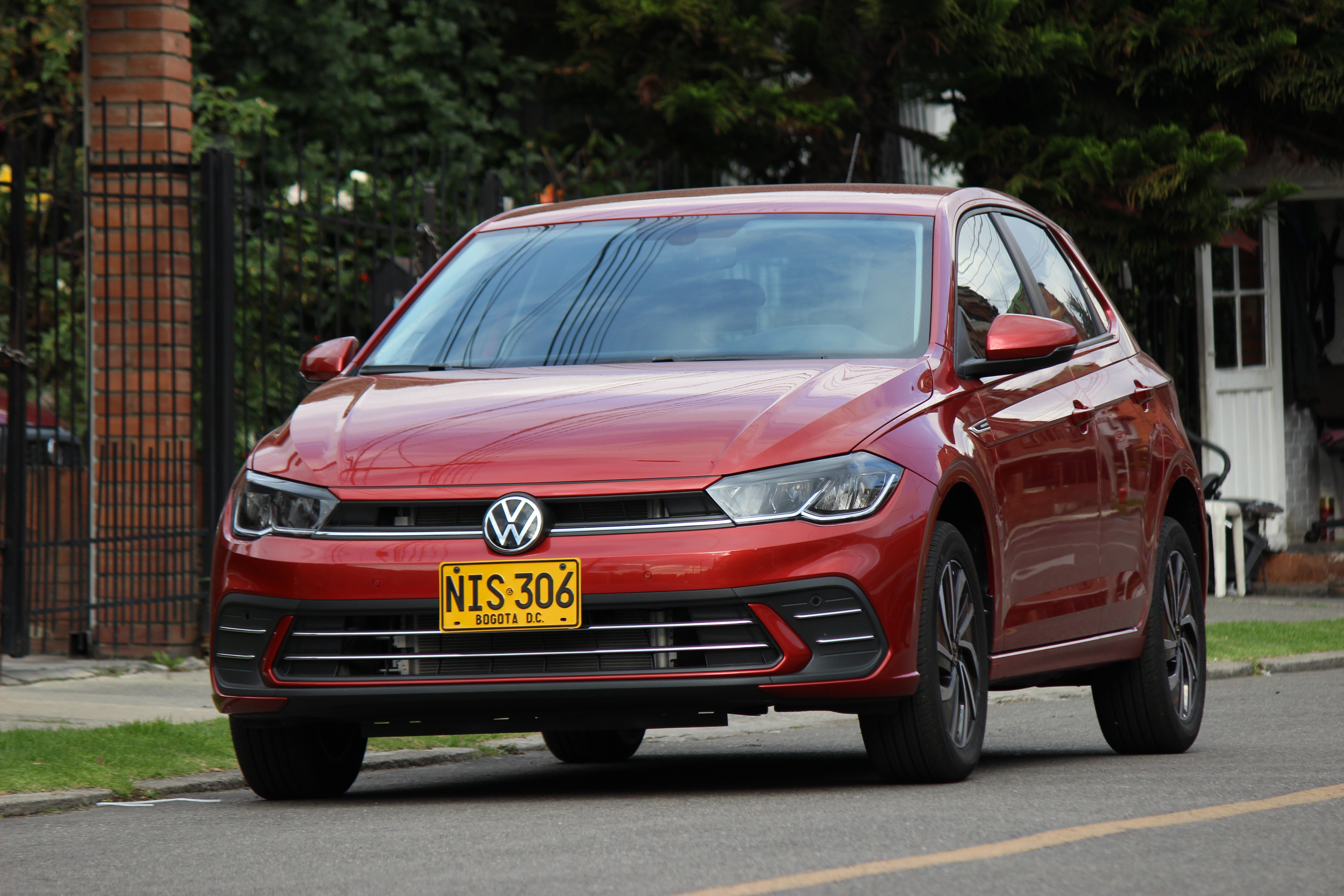 Bajó el capó de Polo Highline se encuentra un motor turbo de un litro, el cual se acopla a una transmisión automática de seis velocidades.