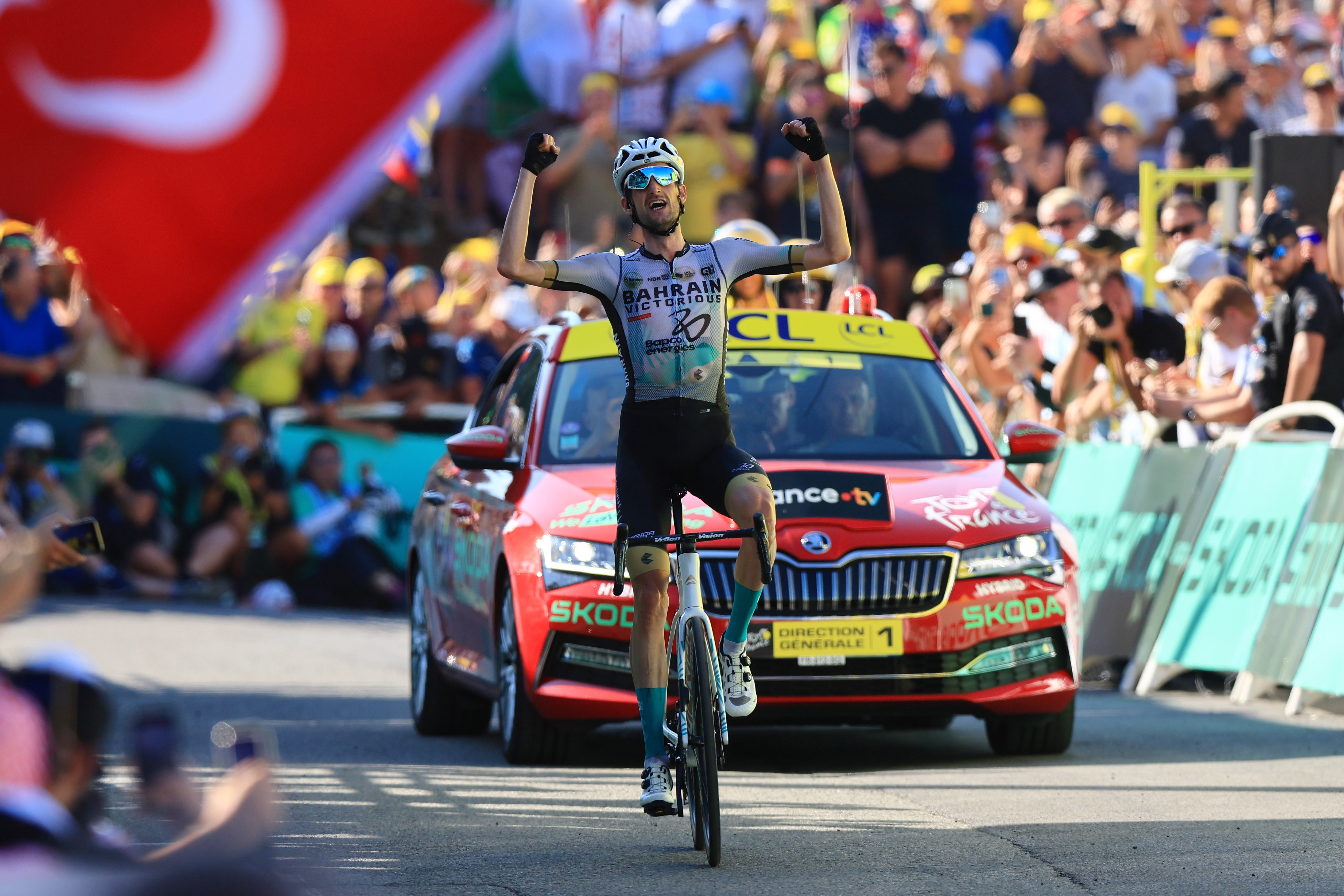 Se retiró Martínez, y se cayeron Egan Bernal y Rigoberto Urán: caótica etapa en el Tour