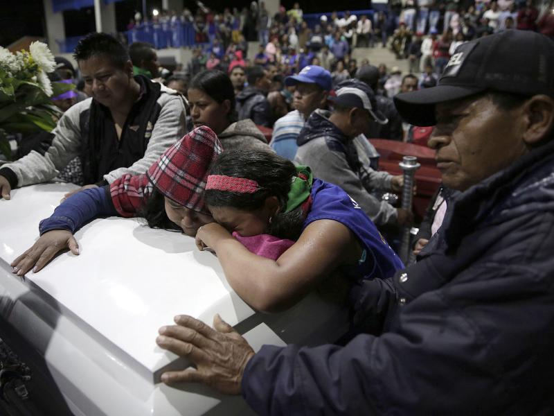 Familiares y amigos de uno de los líderes indígenas asesinados asisten al sepelio junto a su féretro, este jueves 31 de octubre 2019 en Tacueyó, departamento del Cauca, Colombia. El pasado martes en un atentado en la vereda La Luz de Tacueyó, Cauca, grupos de disidentes de la guerrilla de las Farc, asesinaron 5 miembros de la guardia, entre ellos una gobernadora de las comunidades indígenas. EFE/ Ernesto Guzmán Jr