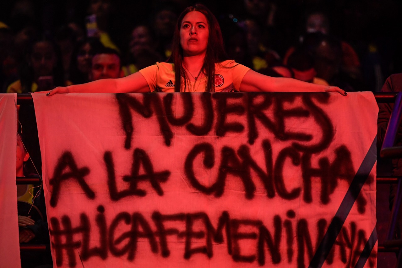 Durante el evento hubo varias pancartas para la visibilización de la liga femenina local.