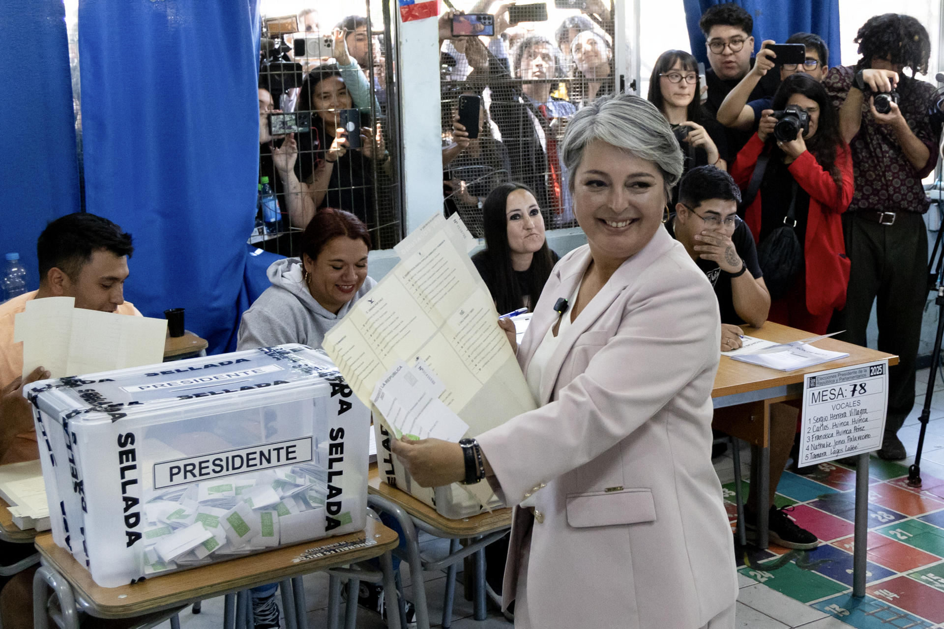 Chile votó dividido y con la mirada puesta en la segunda vuelta presidencial