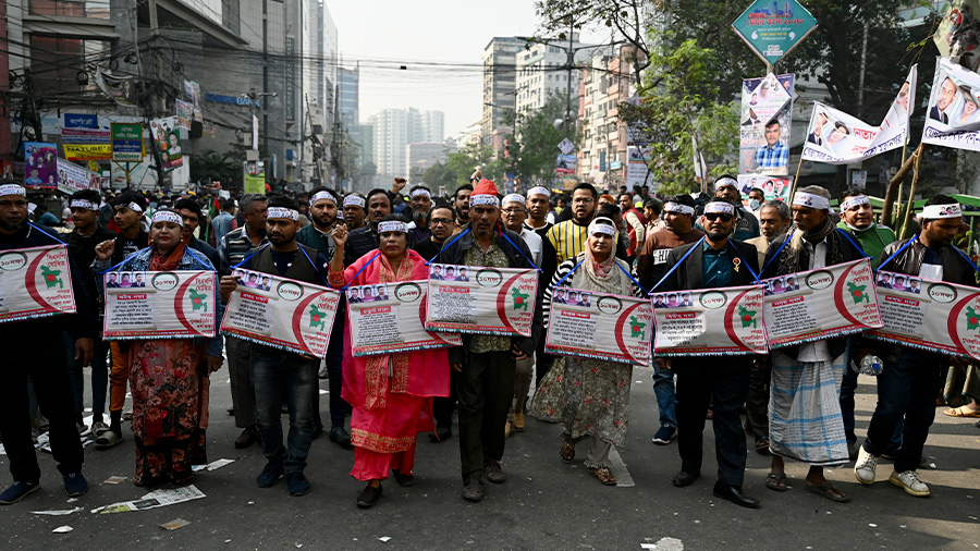Miles de bangladesíes salieron a las calles para exigir la renuncia del Gobierno