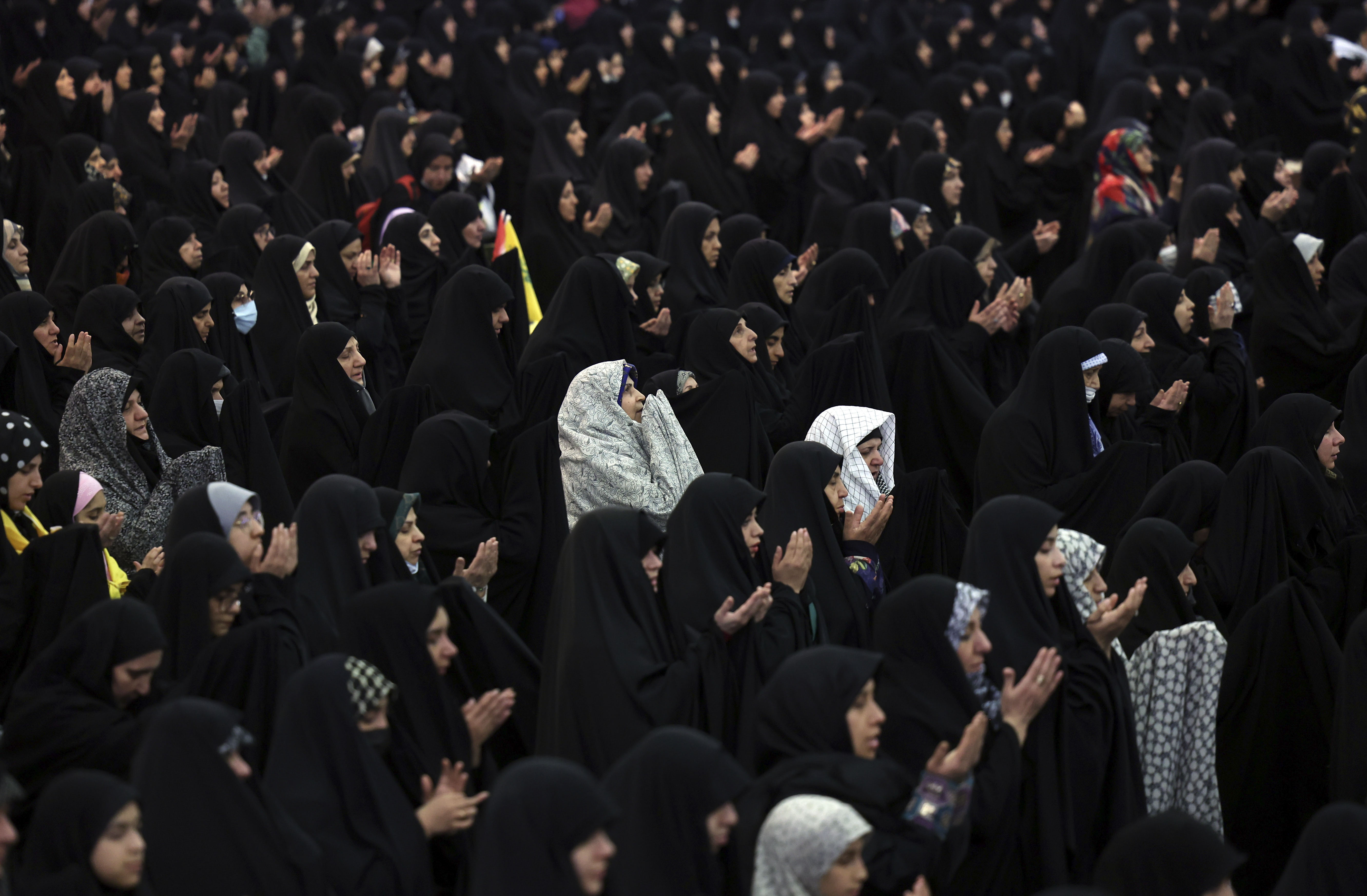 TEHERÁN, 06/03/2025.- Mujeres iraníes rezan en la ceremonia de homenaje al difunto líder del Hezbollah, Hassan Nasrallah, después de su funeral en el Líbano, en la mezquita de Mosallah en Teherán, Irán, el pasado 23 de febrero de 2025. Las mujeres se encuentran en primera línea en la lucha por las libertades civiles en la República Islámica de Irán, donde se enfrentan a una doble represión: la que sufren los iraníes en general y la que además recae sobre ellas por el hecho de ser féminas.-EFE/ Abedin Taherkenareh