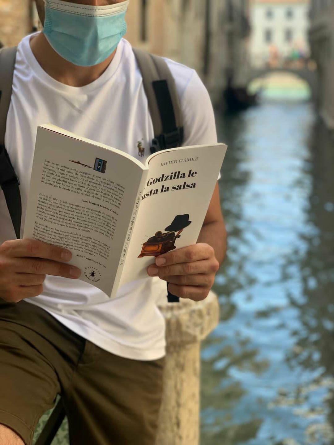 Libro "A Godzilla le gusta la salsa" siendo leído en Venecia, Italia. Foto: Panagiotis Meliadis.