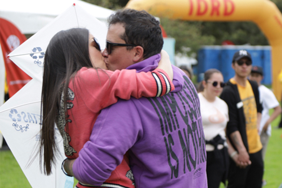 Linda Palma de romance en un parque con su esposo