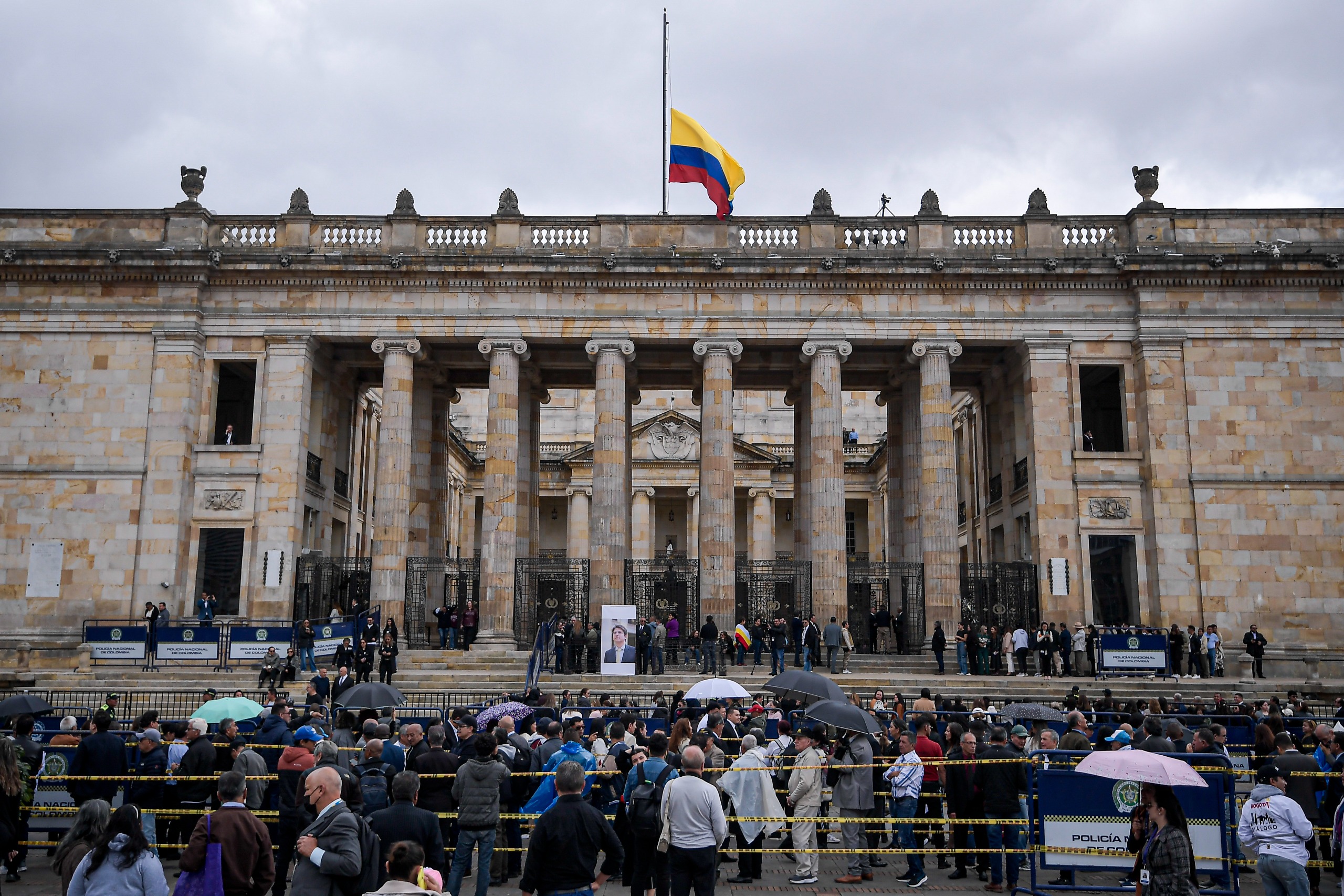 Al Congreso llegaron ciudadanos este martes para conmemorar la vida del senador y precandidato Miguel Uribe Turbay.