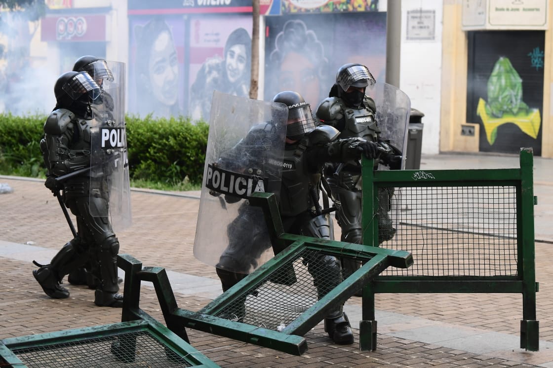 Ciudadanos denunciaron que, pese a que tuvieron una actitud pacífica con los uniformados, algunos agentes del Esmad se enfrentaron a ello sin razón alguna.