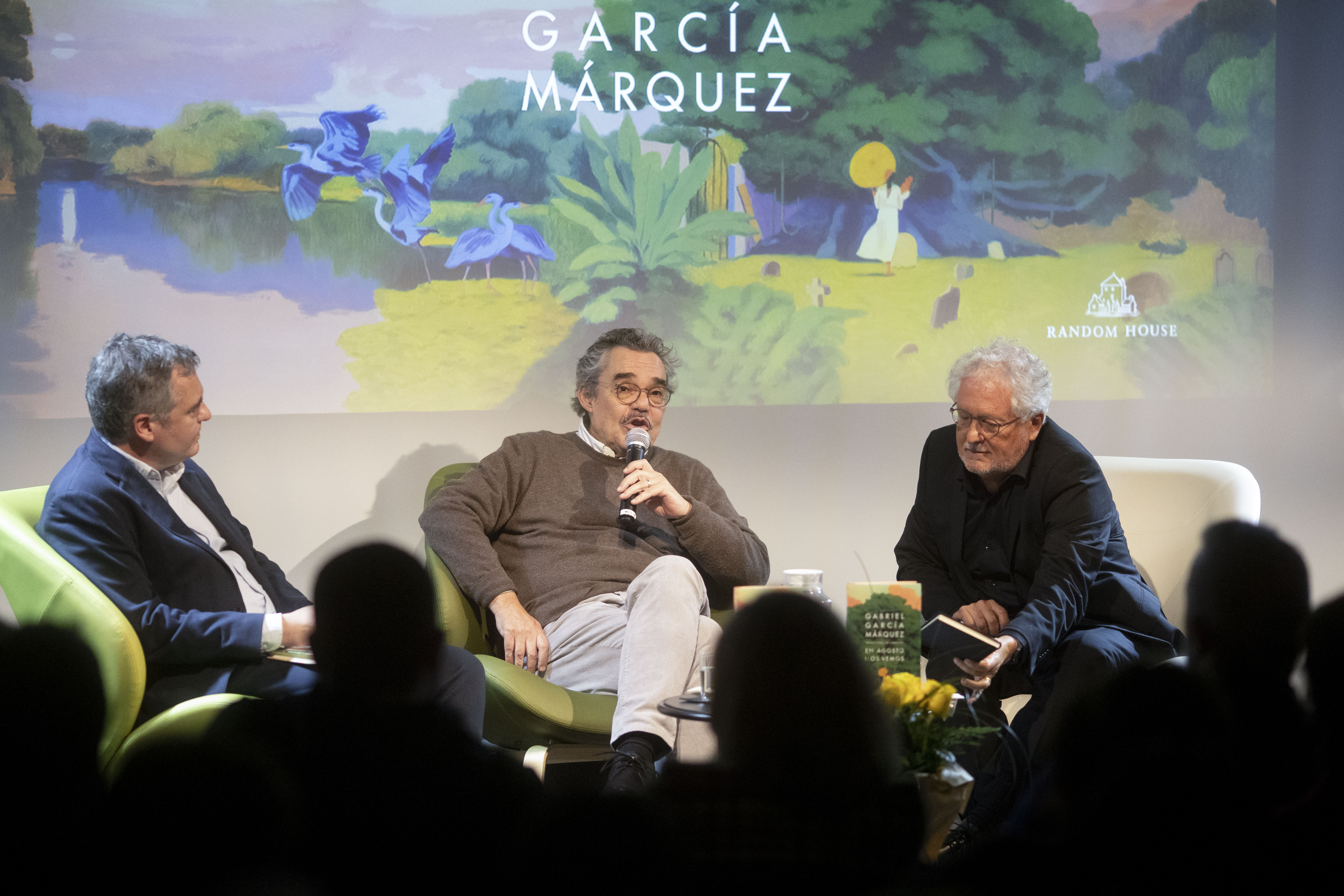 BARCELONA, 06/03/2024.- El hijo de Gabriel García Márquez, Gonzalo García Barcha (c), junto al periodista Xavier Allen (i) y el escritor Héctor Abad (d) este miércoles, en el acto de presentación de 'En agosto nos vemos', la novela inédita del escritor colombiano Gabriel García Márquez, que se publica hoy en todo el mundo, en un evento realizado en la biblioteca Gabriel García Márquez de Barcelona. EFE/ Marta Pérez