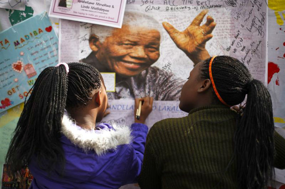 Mandela cumple un mes hospitalizado en estado crítico