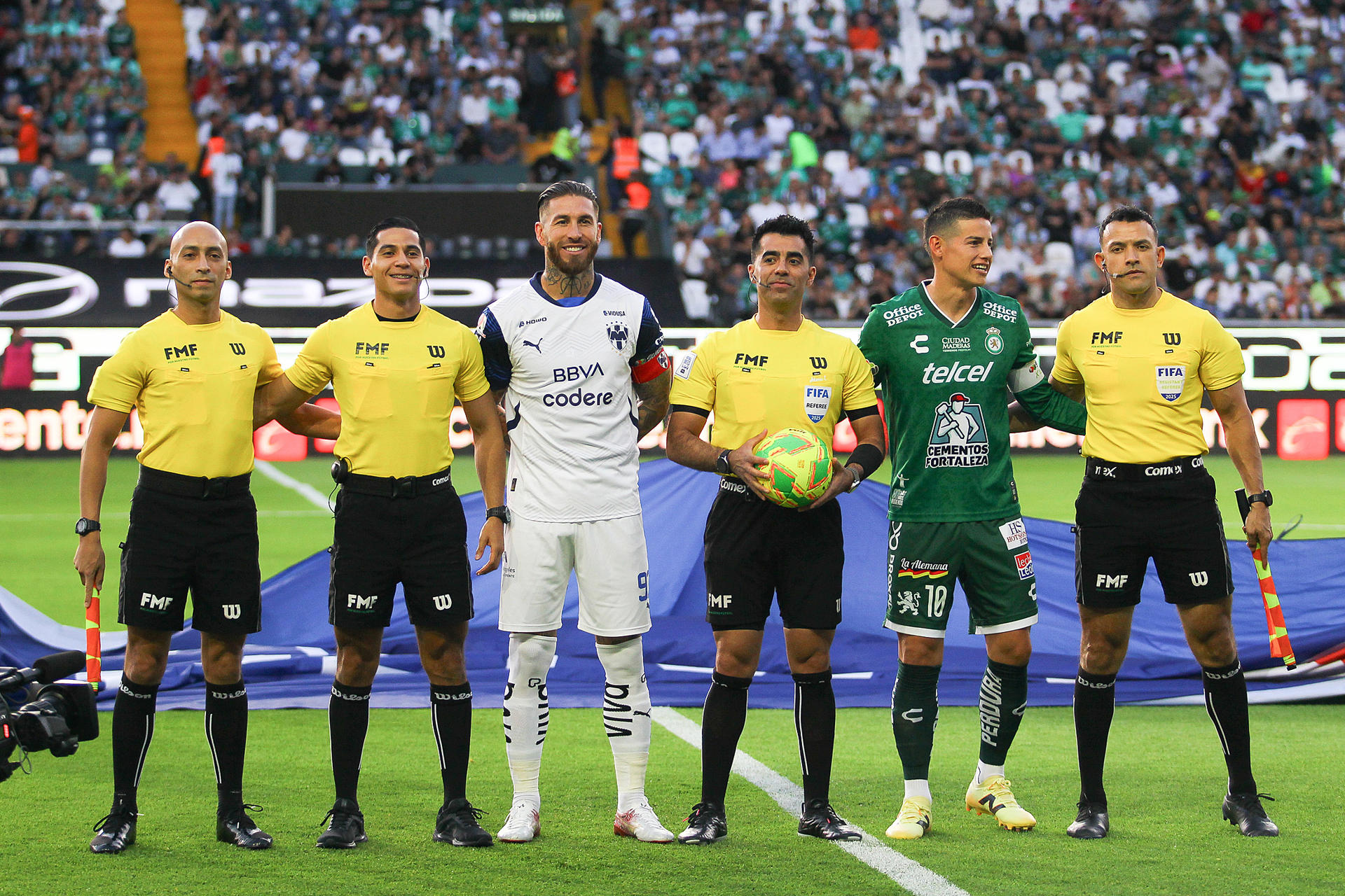 MEX373. LEÓN (MÉXICO), 20/04/2025.- James Rodríguez (d) de León y Sergio Ramos de Monterrey posan con la terna arbitral este domingo, en un partido de la jornada 17 del torneo Clausura 2025 de la Liga MX entre León y Monterrey, en el estadio León en la ciudad de León (México). EFE/ Luis Ramírez