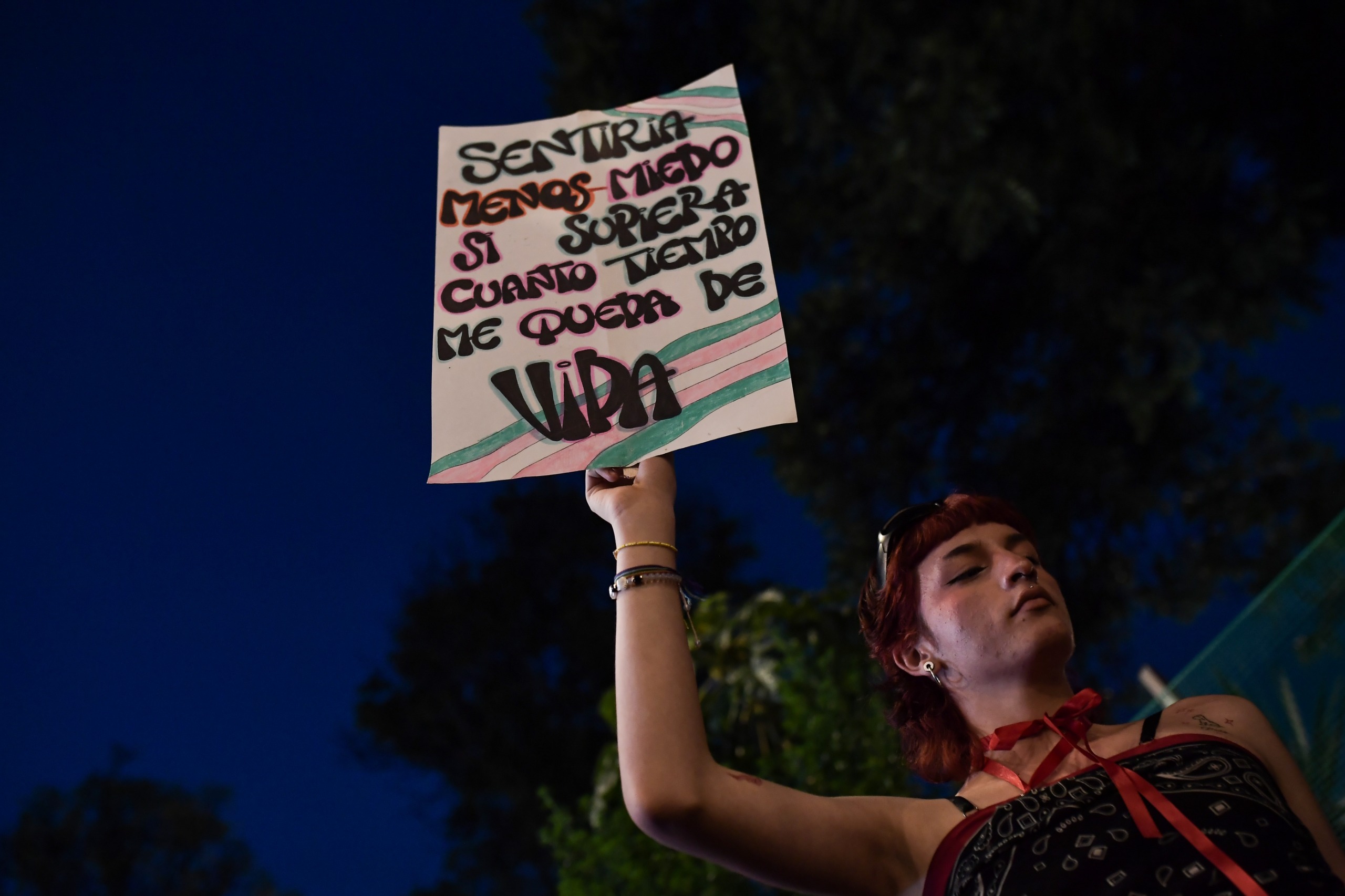 En el Parque de los Hippies, organizaciones sociales y activistas se reunieron para exigir justicia por su caso y reclamar medidas integrales de protección, prevención y reparación ante la creciente violencia contra las personas trans en el país.