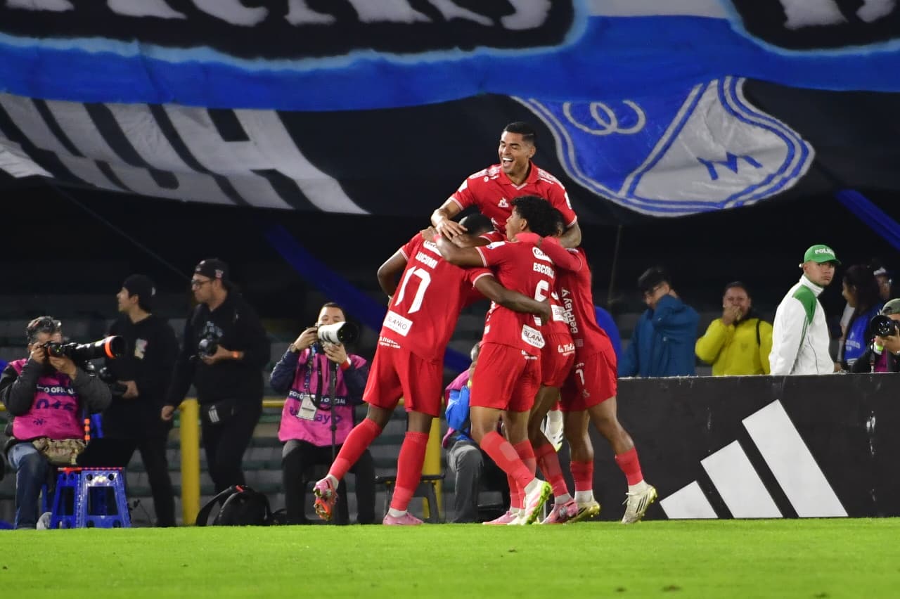 Jugadores de América celebrando el gol de Lucumí.