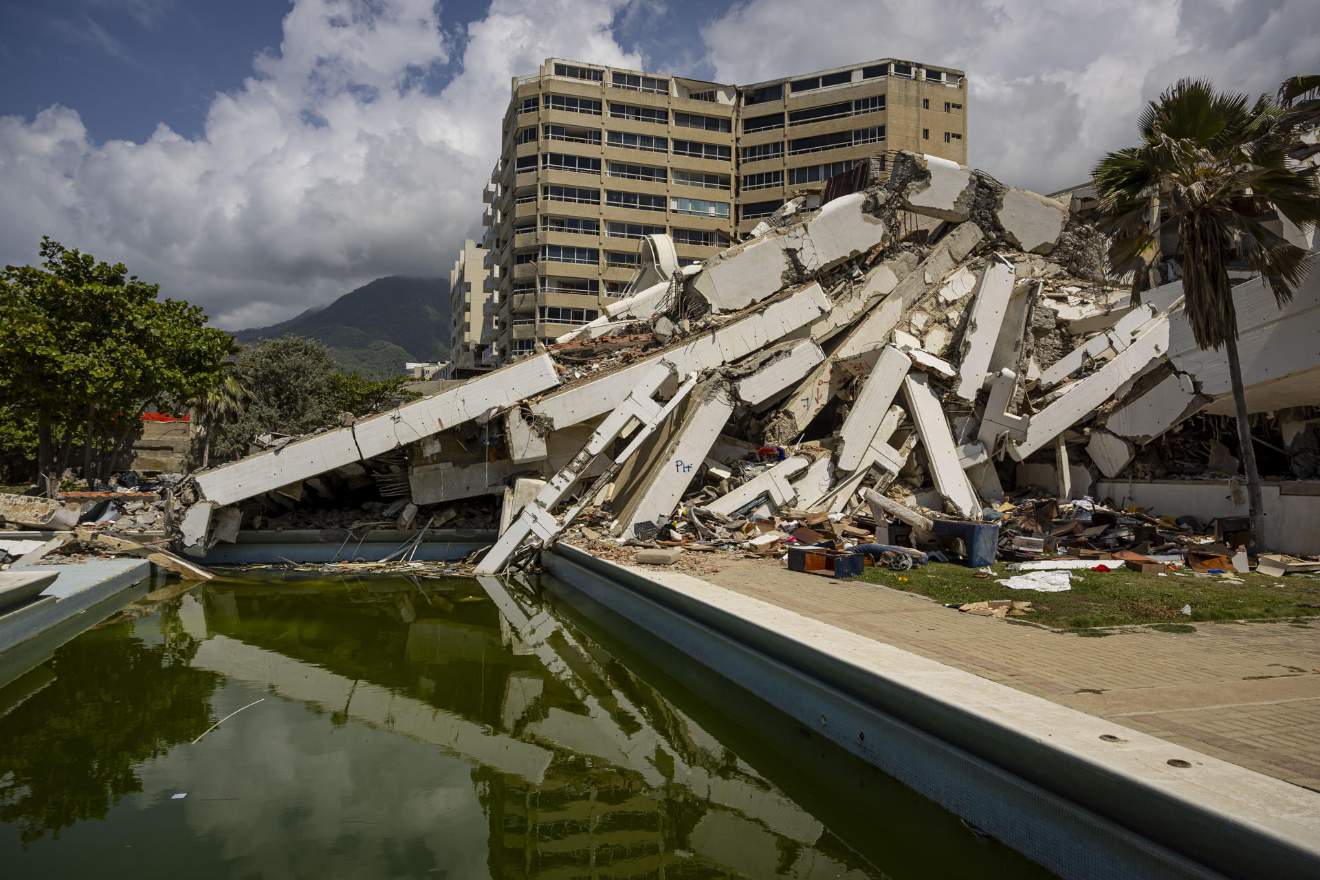Venezuela inicia la demolición de edificios y se desvanece la esperanza de recuperar cuerpos