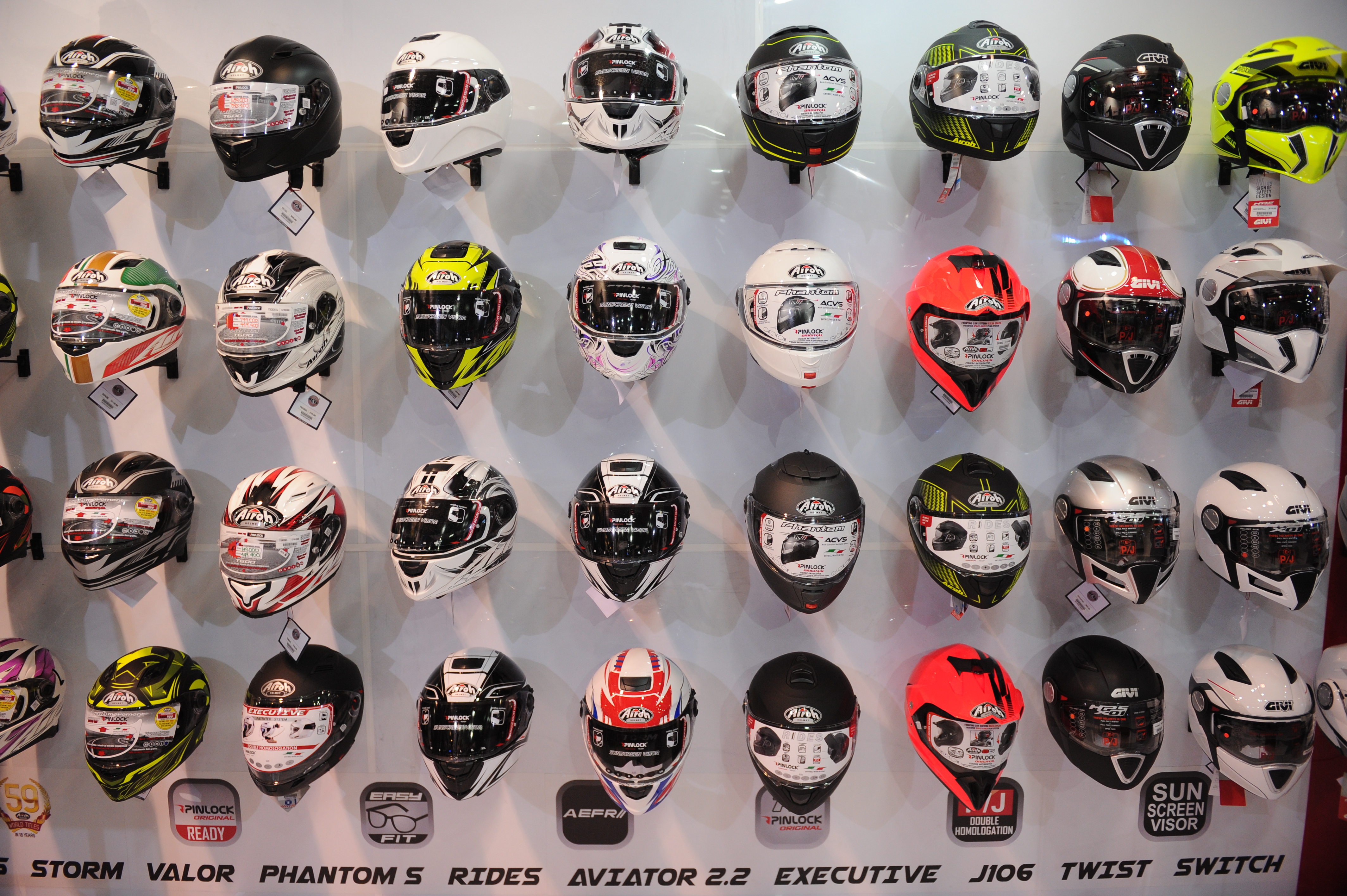 Cascos de varias marcas de motocicleta, en el Salón del Automóvil, en Bogotá.