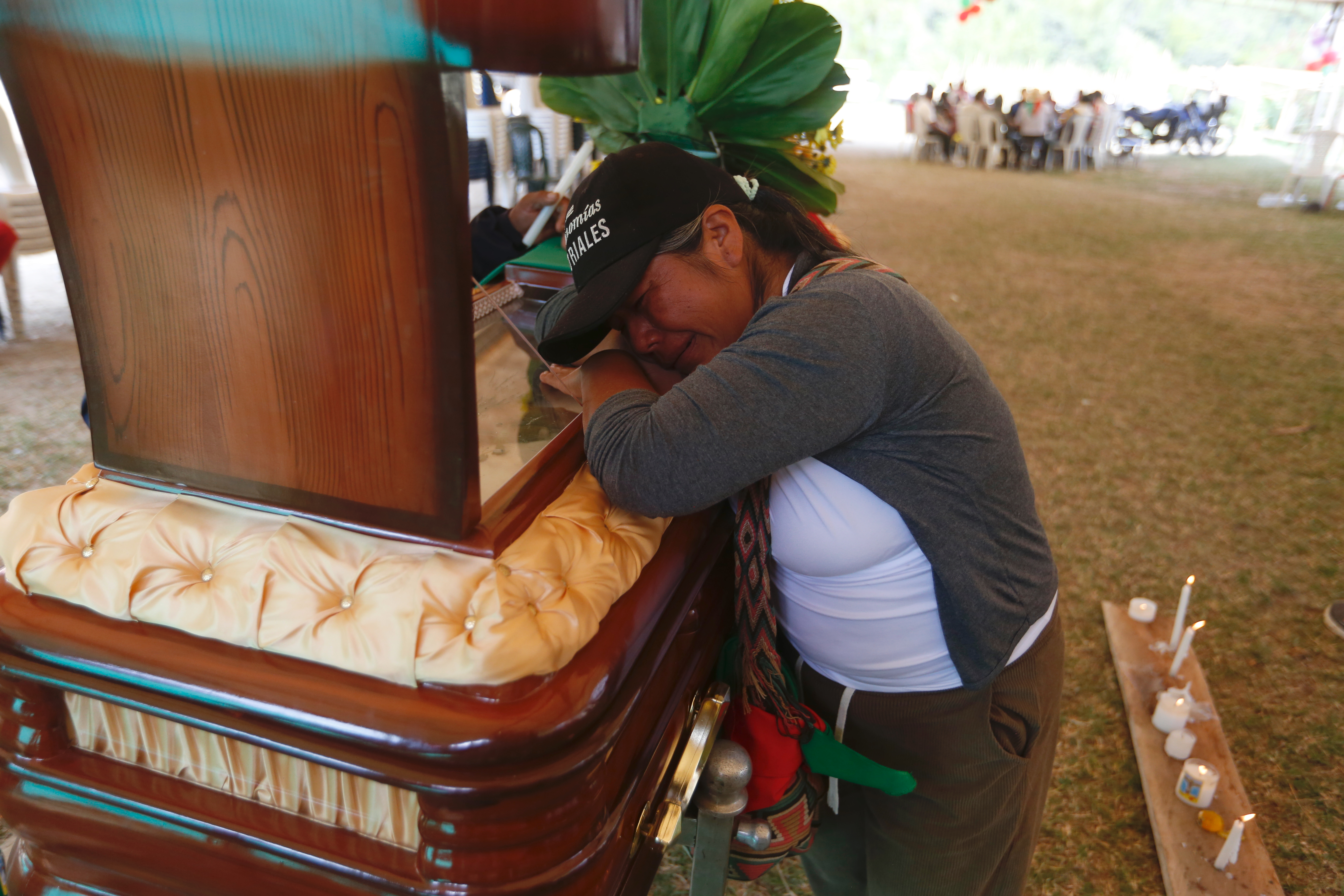 TORIBÍO (COLOMBIA), 19/03/2024.- Indígenas asisten a la velación de la lideresa nasa Carmelina Yule Paví este martes en la vereda La Bodega de Toribío, departamento de Cauca (Colombia). Los indígenas de la zona realizan la velación de la lideresa nasa Carmelina Yule Paví, asesinada el pasado fin de semana cuando intentaba impedir que miembros de la columna Dagoberto Ramos del Estado Mayor Central (EMC), la mayor disidencia de las FARC, se llevaran a un menor de edad indígena. EFE/ Ernesto Guzmán