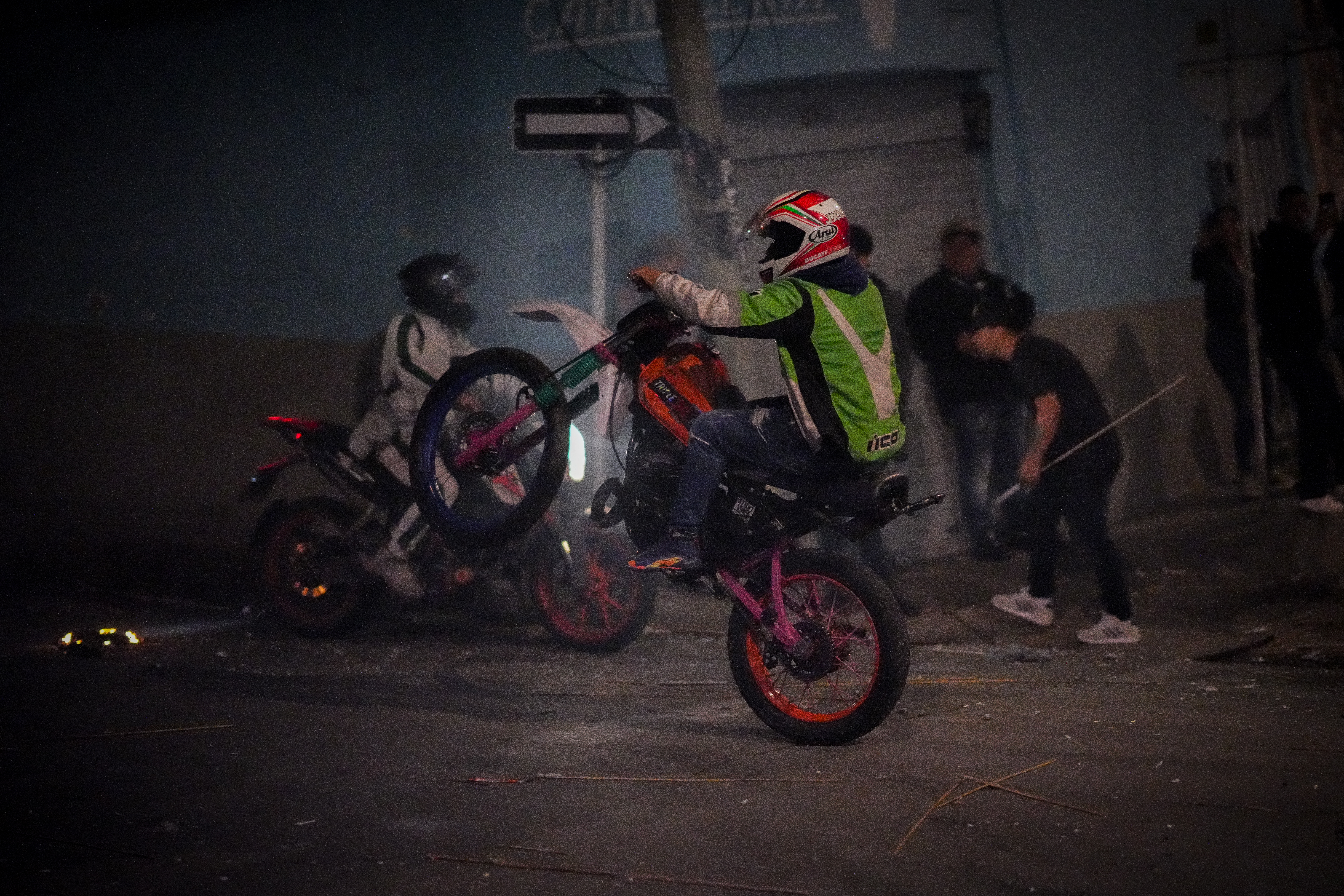 Los motociclistas también participan de la guerra de pólvora.