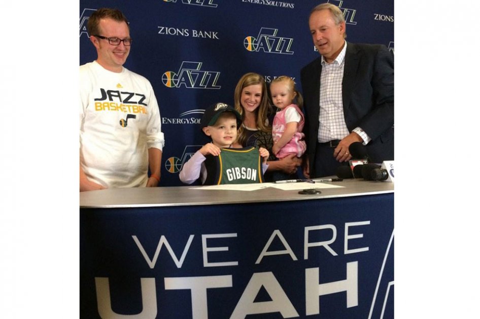 JP Gibson firmó contrato por un día con los Jazz de Utah.// Matt Sanchez/UtahJazz.com