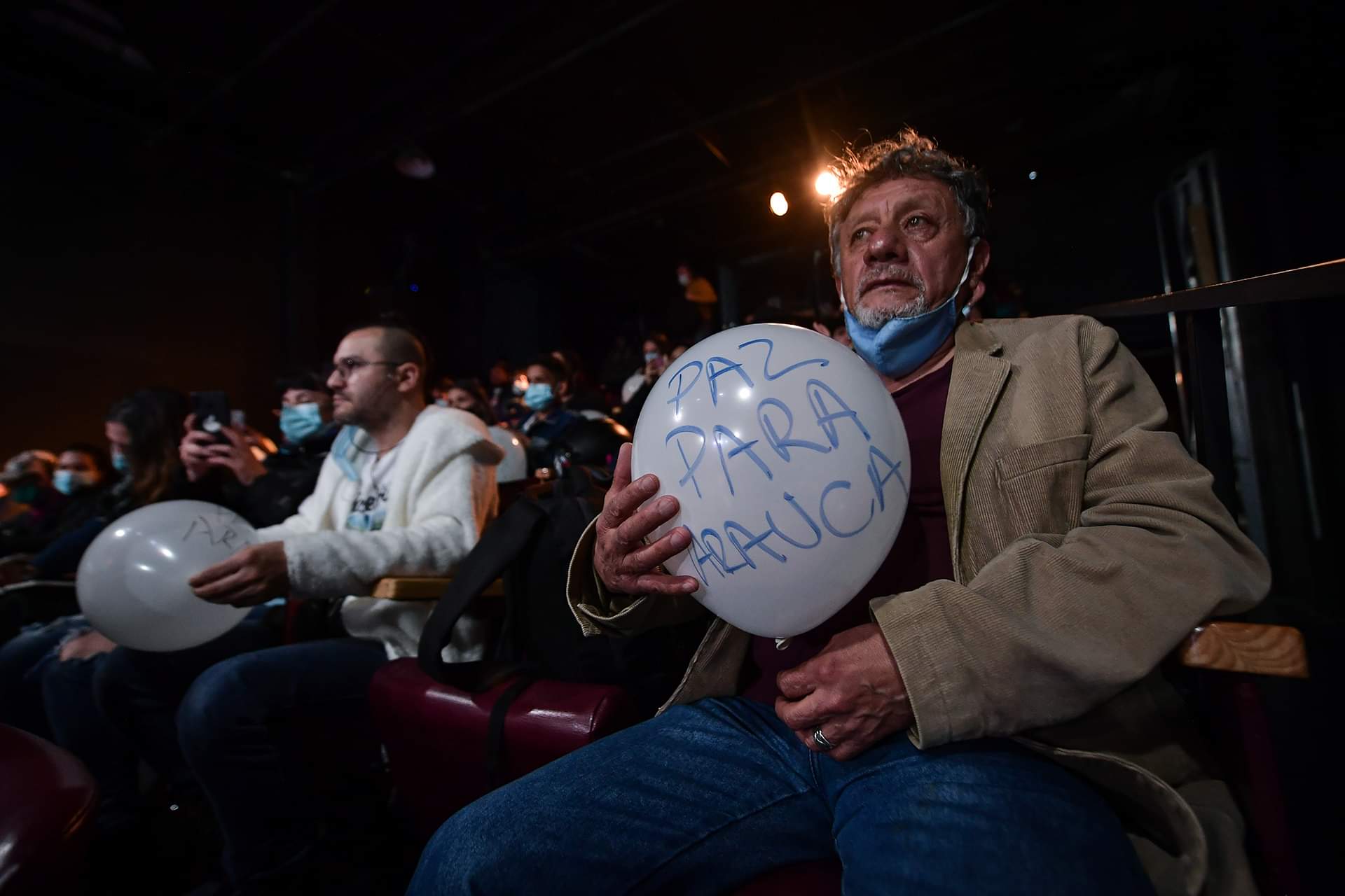 Colombianos provenientes de Arauca, Bogotá y otras ciudades, además de algunos venezolanos, se reunieron en la Corporación Colombiana de Teatro para manifestarse en contra de la violencia en Arauca. El encuentro se llevó a cabo hasta las 10 de la noche del pasado 8 de febrero.