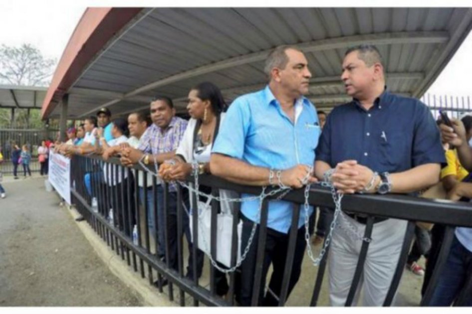 Termina protesta de alcaldes encadenados en Cartagena