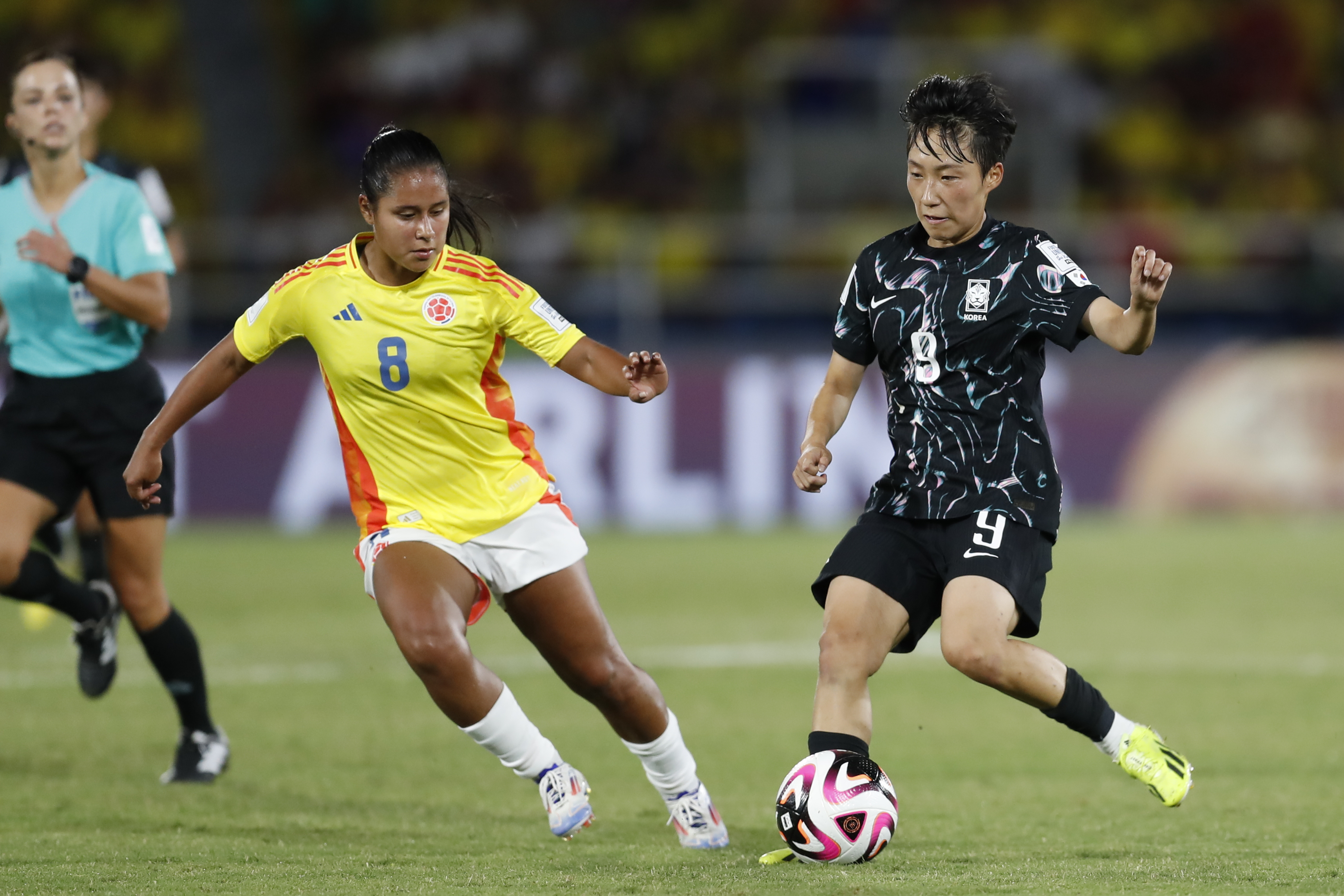 AMDEP6952. CALI (COLOMBIA), 11/09/2024.- Natalia Hernández (i) de Colombia disputa el balón con de Soo-Jeong Park de Corea del Sur este miércoles, en un partido de los octavos de final de la Copa Mundial Femenina sub-20 entre las selecciones de Colombia y Corea del Sur en el estadio Pascual Guerrero en Cali (Colombia). EFE/ Ernesto Guzmán Jr.