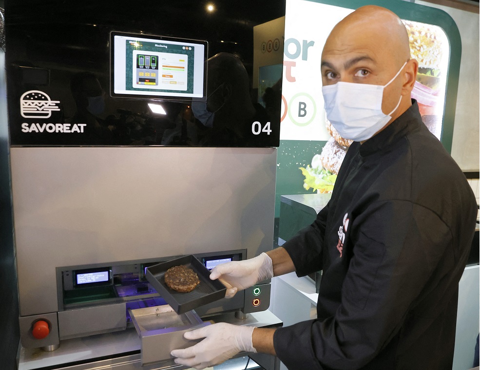 Inventan robot capaz de preparar hamburguesas vegetarianas