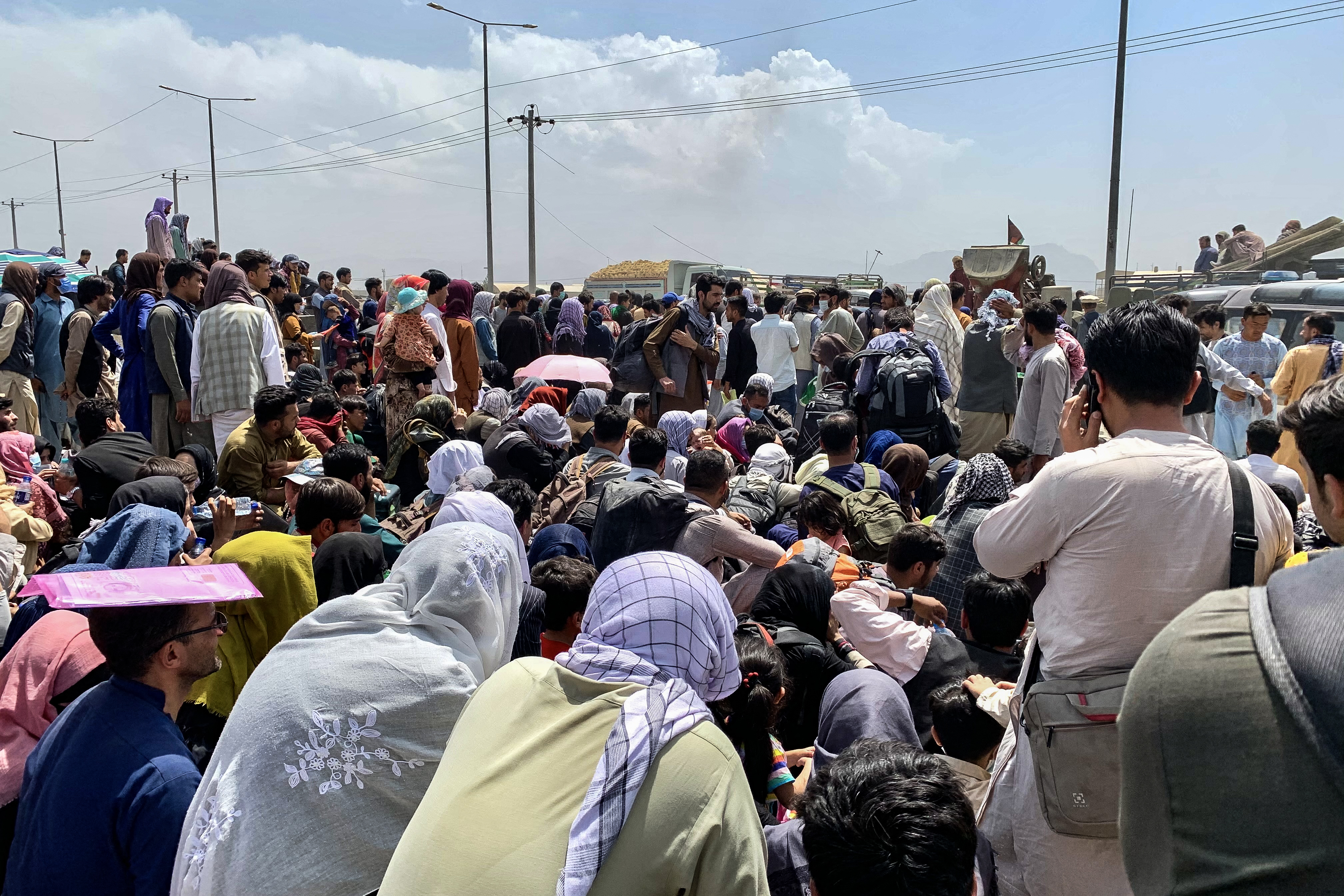 El talibán le impide el paso a los afganos al aeropuerto de Kabul