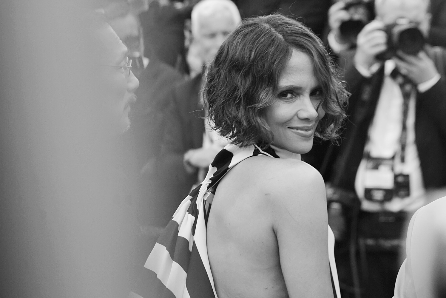 La actriz estadounidense Halle Berry, miembro del jurado de la competición oficial en esta edición, también hizo presencia en el evento. Allí se mostró de acuerdo con las nuevas reglas de vestimenta que se implementaron este año y que prohibían la desnudez, "por decencia", y los trajes que dificultaran la movilidad de los invitados.