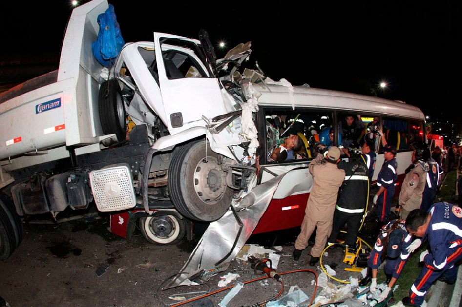 Fotografía cedida por A Crítica hoy que muestra a un grupo de socorristas en el lugar donde un microbús y un camión tuvieron un choque frontal, un accidente que dejó al menos 14 muertos y 19 heridos en la ciudad brasileña de Manaos, capital del estado de Amazonas (Brasil). 