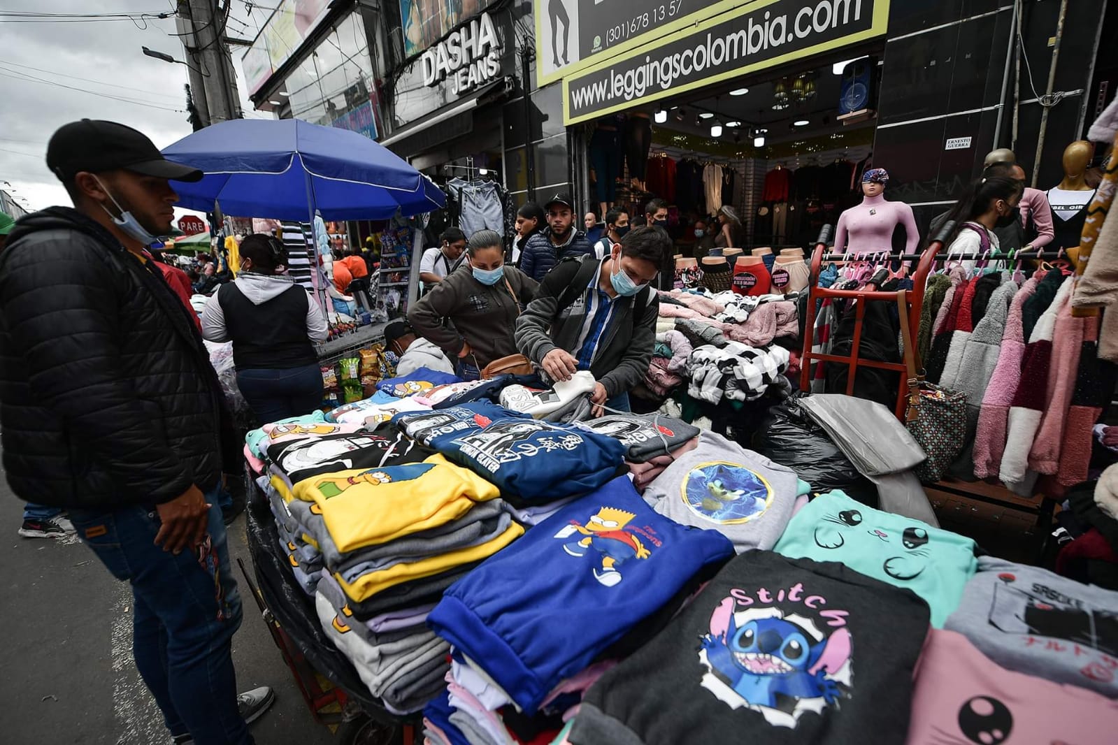 Los comerciantes, que tienen sus puestos en el espacio público, tiene amplio surtido para toda su clientela.