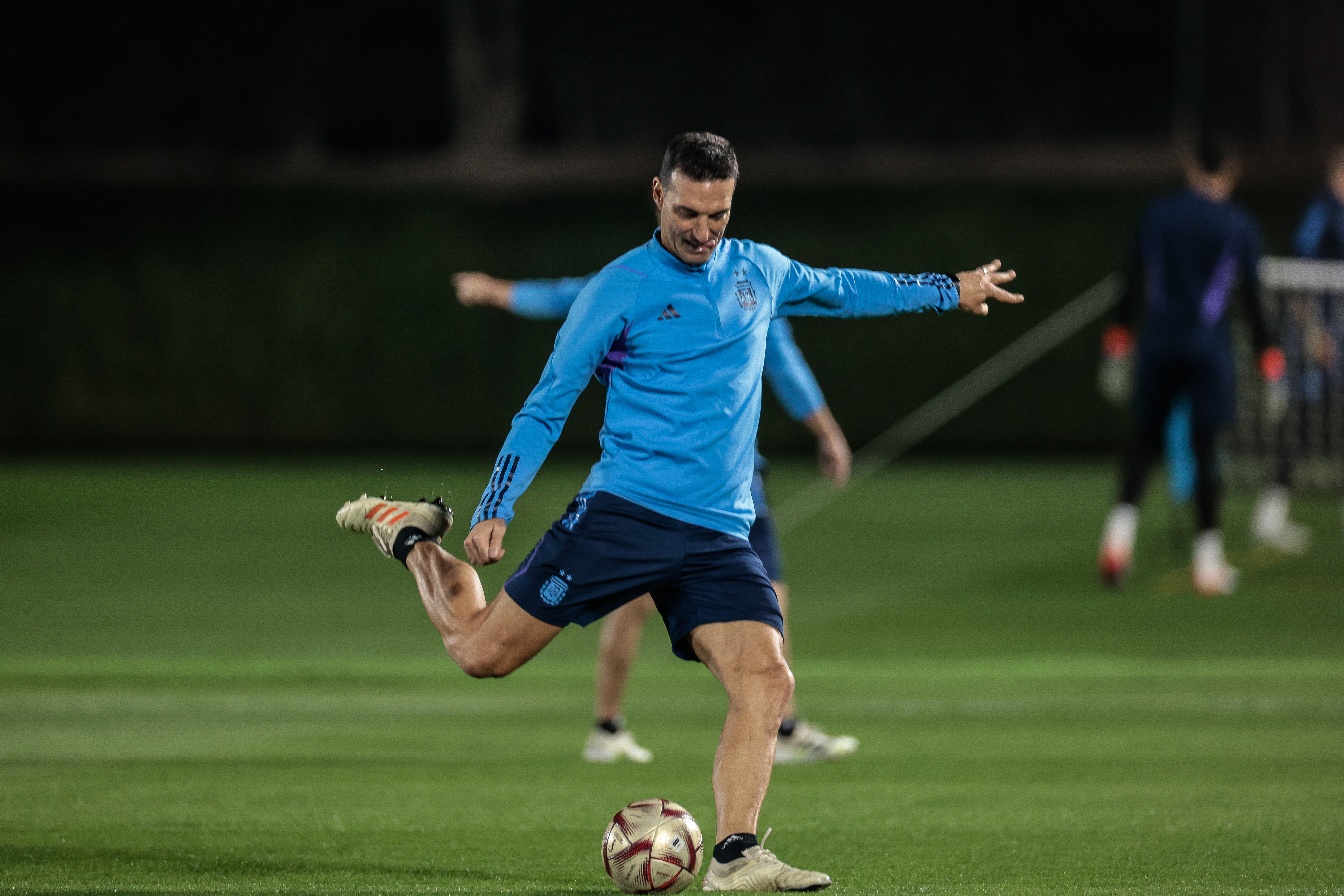 DOHA, 12/12/2022.- El seleccionador de Argentina, Lionel Scaloni, dirige un entrenamiento de su conjunto nacional en Doha, Catar, este lunes. Argentina se enfrentará a mañana a Croacia en un partido de semifinales del Mundial de Fútbol Qatar 2022. EFE/Juan Ignacio Roncoroni