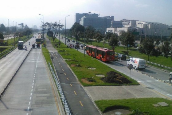 Protesta bloquea el carril de Transmilenio de la calle 26