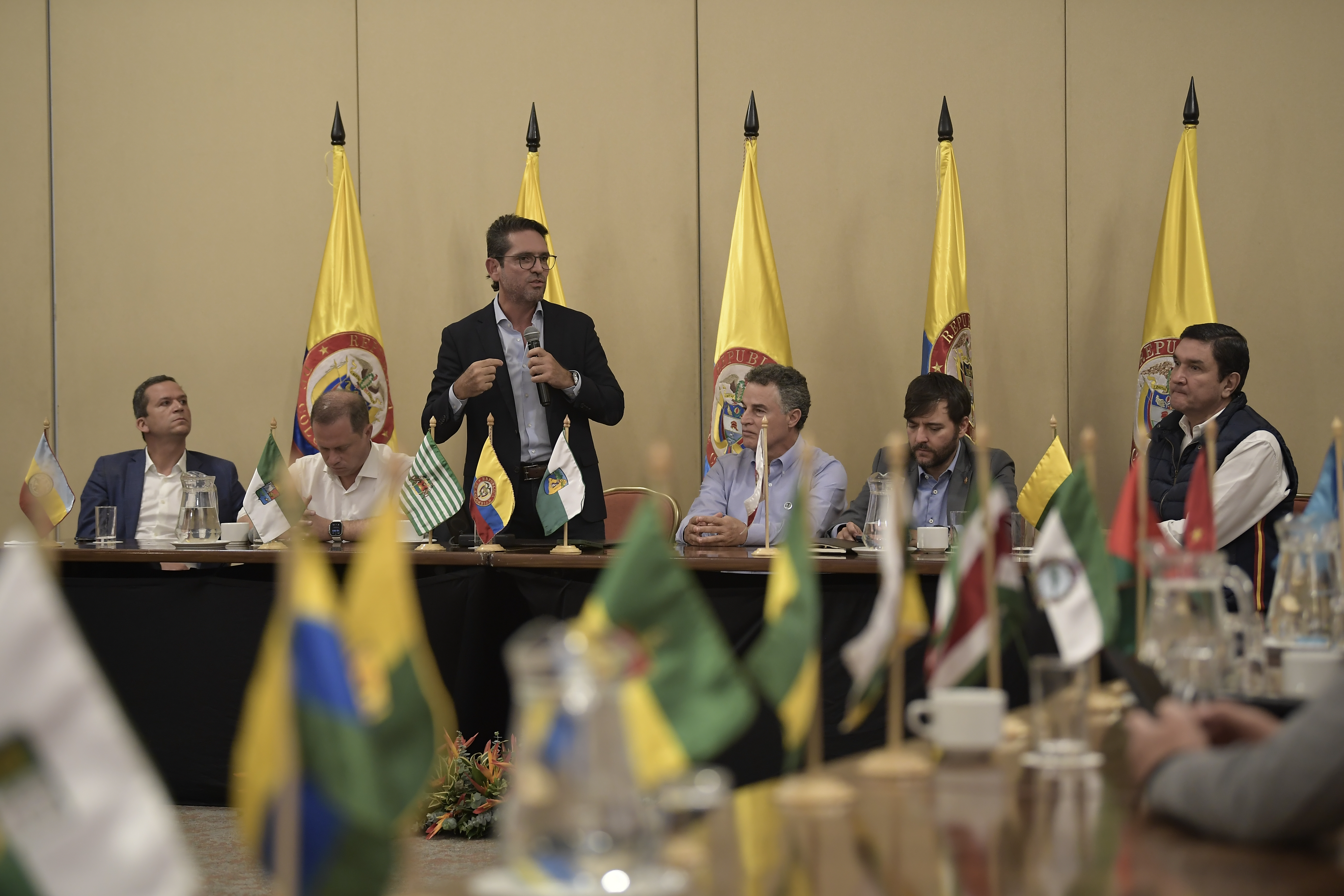 Grupo de exmandatarios regionales inscribirá comité de firmas para elecciones de 2026