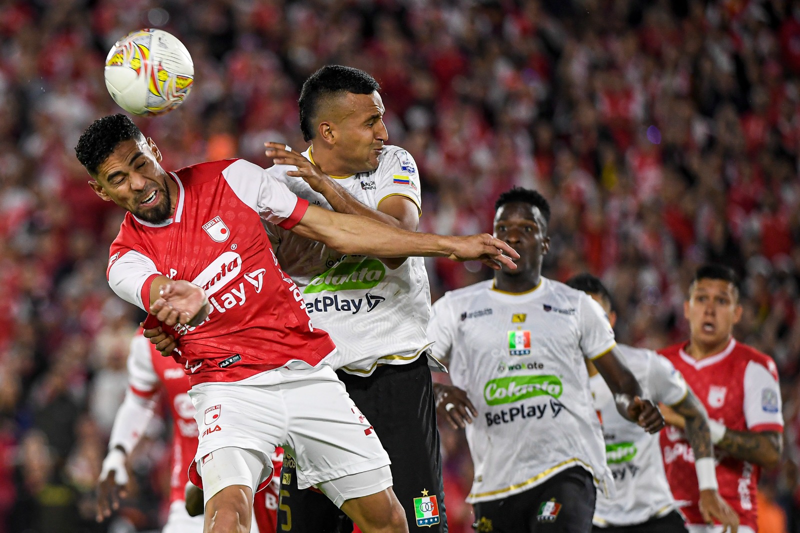 La defensa de Santa Fe, compuesta por Marcelo Ortiz (izq), Julián Millán (der) y Diego Hernández cumplió un buen papel en la noche de este jueves.