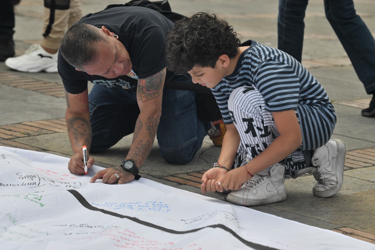 En la Plaza de Bolívar se llevó a cabo una 'firmatón' masiva en respaldo al Acuerdo de Paz, que hoy, en su sexto aniversario, se relanzó. Según los antiguos dirigentes de la guerrilla y el Gobierno Nacional, durante los últimos cuatro años la implementación estuvo congelada.