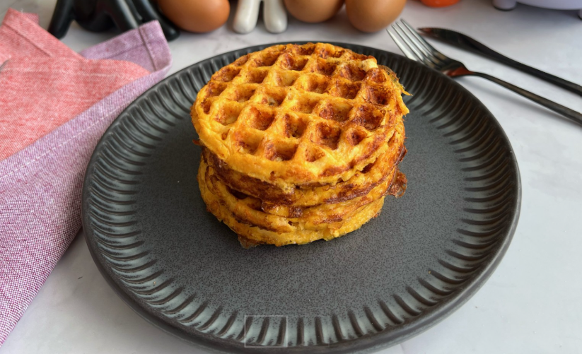 Con cinco ingredientes prepara estos “waffles” de pollo