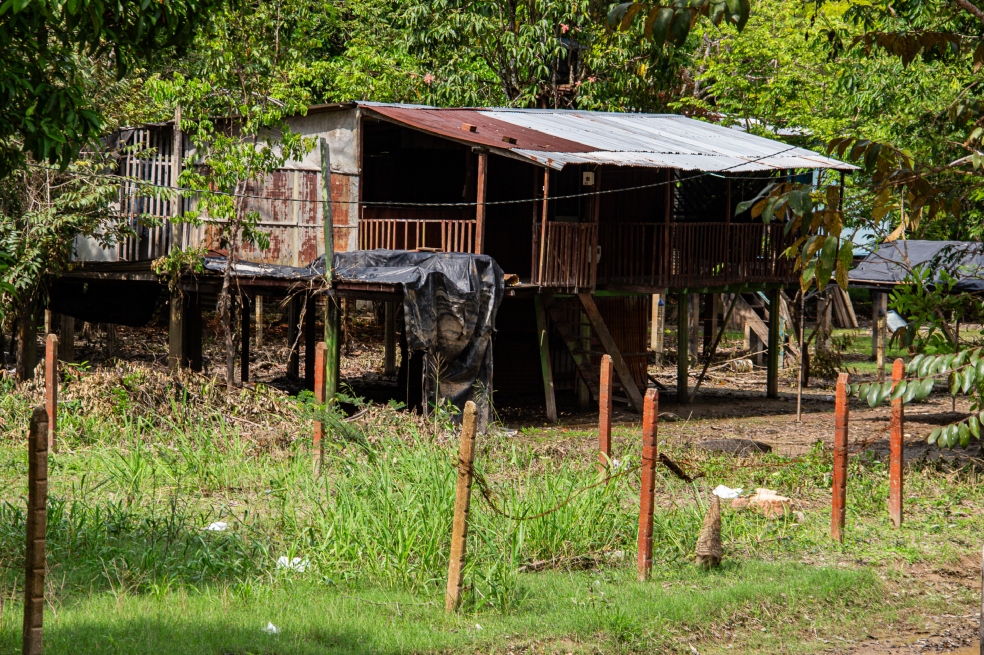 A causa del conflicto en su territorio, algunas familias nukak se han desplazado a vivir en los resguardos del pueblo jiw.