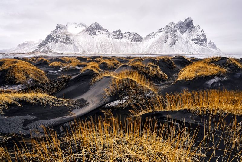 Ivan Pedretti ganó oro en "los paisajes y entornos del planeta Tierra". "Invierno en Stokksnes, Islandia. La playa con su arena negra y la majestuosa montaña llamada Vestrahorn, me encanta el contraste de colores entre las montañas blancas y las dunas negras con hierba amarilla", describió Pedretti. /Ivan Pedretti - World Nature Photography Awards.