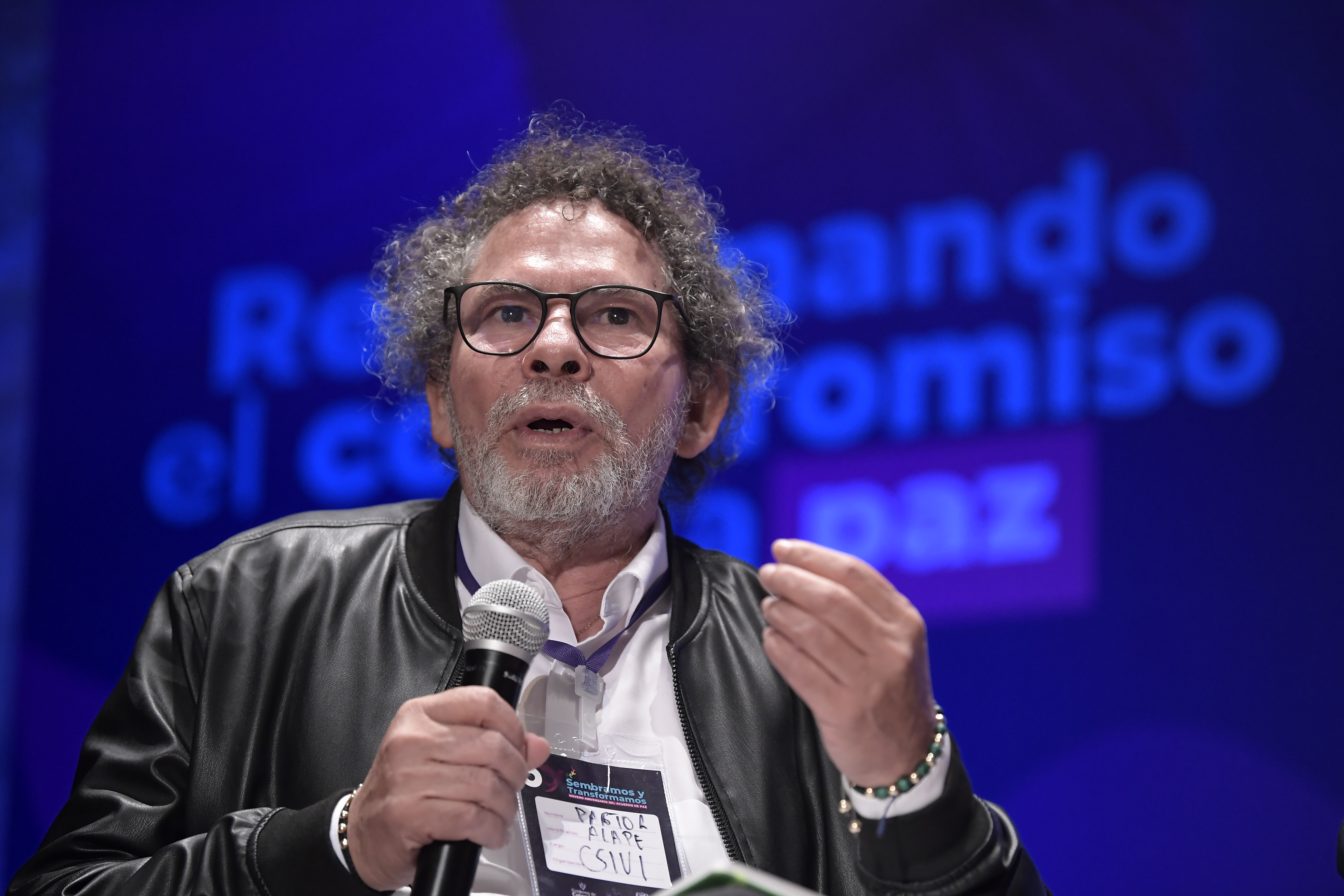 Firmante del Acuerdo Final de Paz, ex integrante del último secretario de la FARC-EP y actualmente, delegado en la CSIVI, en el evento que conmemora los nueve años del Acuerdo de Paz, realizado en el Auditorio Teresa Cuervo Borda del Museo Nacional de Colombia, en Bogotá.