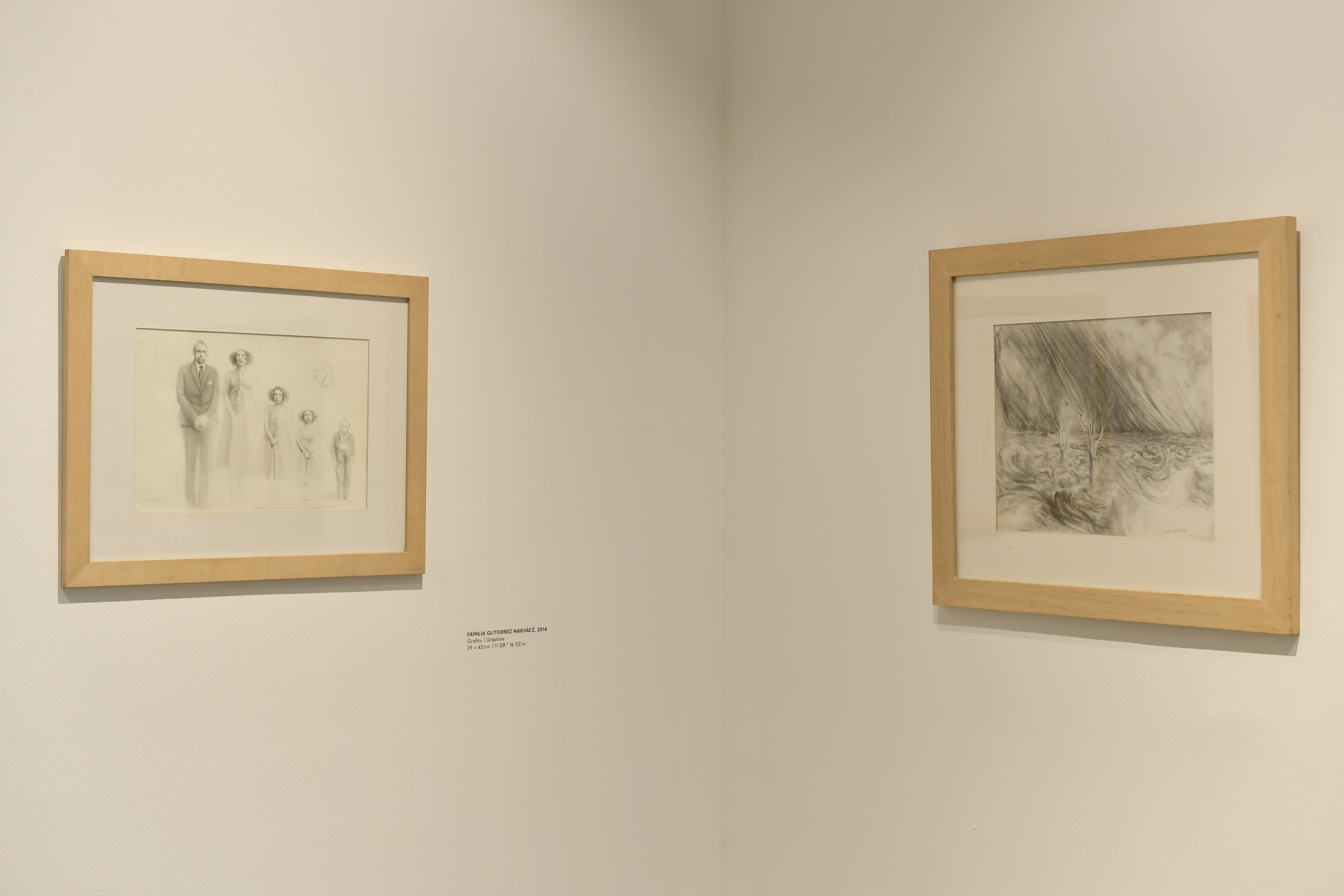La muestra "Juan Cárdenas - Pinturas y Dibujos" recopiló 33 piezas del artista que abarcaron varios años de su carrera, en forma de una retrospectiva. Entre el carboncillo, el óleo y la acuarela, los paisajes, personajes y espacios que oscilan entre la realidad y la imaginación, el trazo de Cárdenas se configura como una ventana a su universo interno.