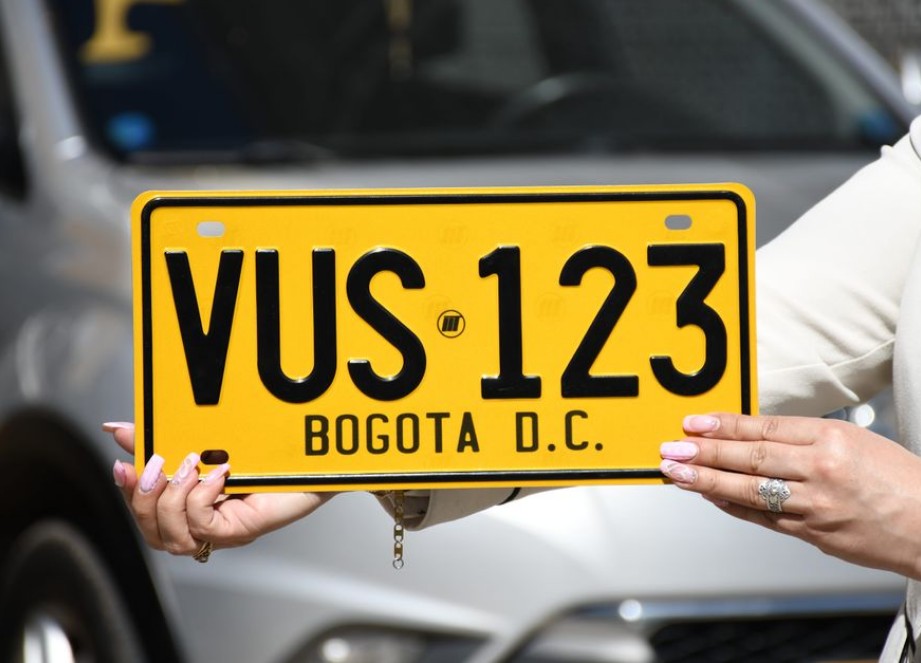 Vehículos con placa blanca: diferencias con la placa amarilla, beneficios y cómo solicitarla