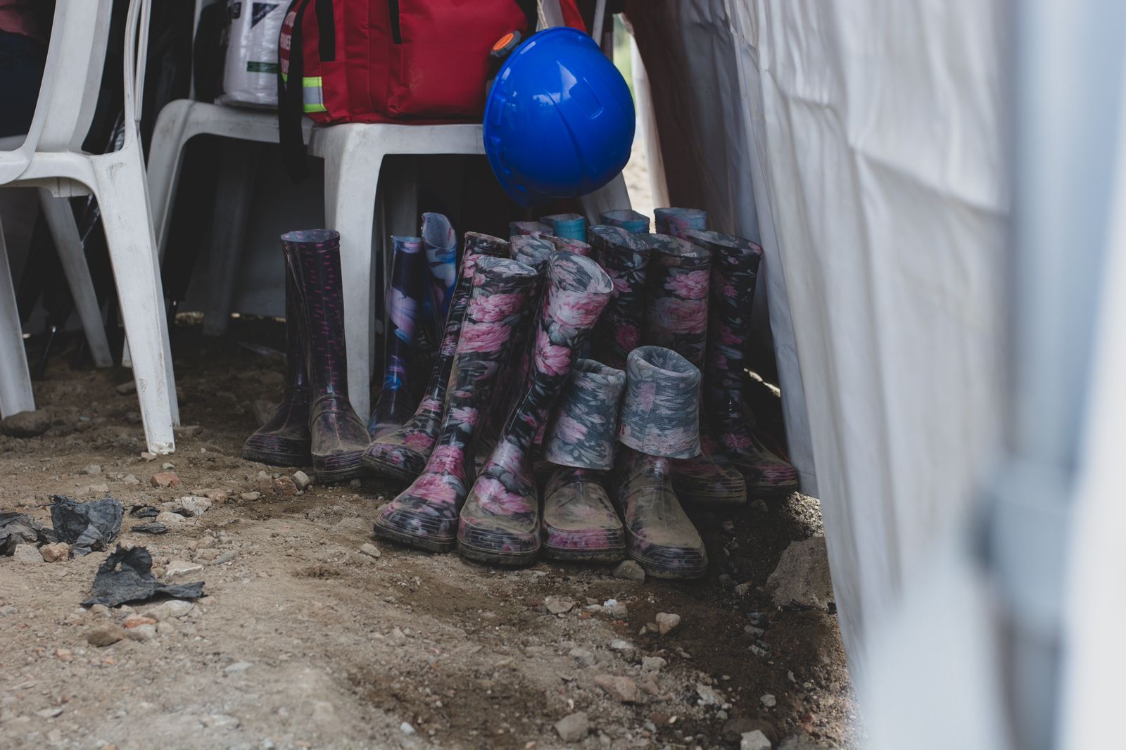 Las botas del colectivo de Mujeres Caminando por la Verdad, el símbolo de su peregrinación durante 22 años buscando a los desaparecidos de la Comuna 13 en La Escombrera.