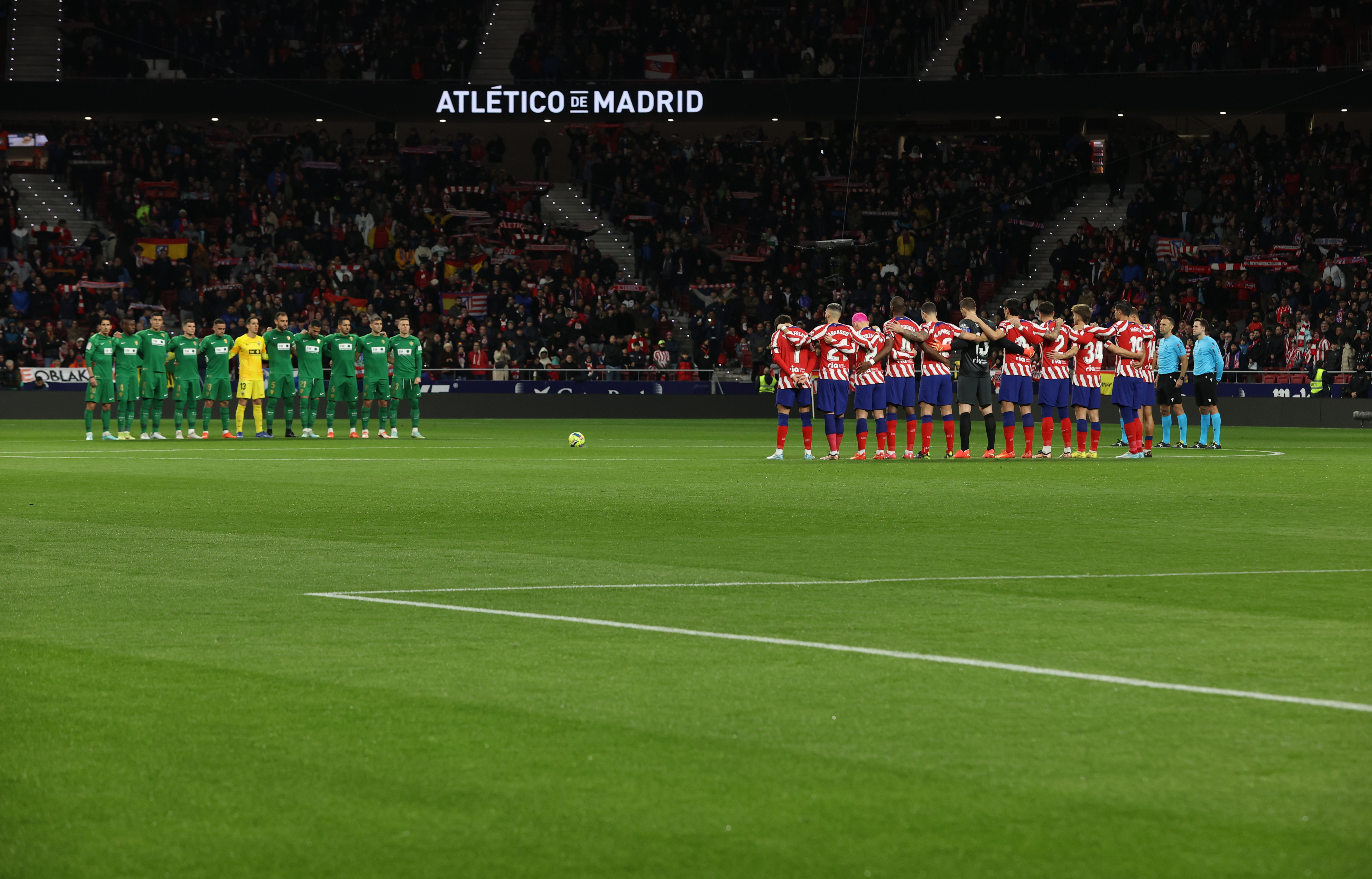 MADRID, 29/12/2022.- Los jugadores del Atlético de Madrid y del Elche CF guardan un minuto de silencio en memoria de Lázaro Albarracín y de Pelé antes de comenzar el partido de la jornada 15 de Liga en Primera División que Atlético de Madrid y Elche CF disputan hoy jueves en el estadio Cívitas Metropolitano, en Madrid. EFE/Kiko Huesca