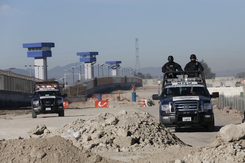 Las medidas de seguridad en la prisión del Altiplano son extremas: uniformados y cámaras con la última tecnología vigilan al “Chapo” Guzmán. / AFP